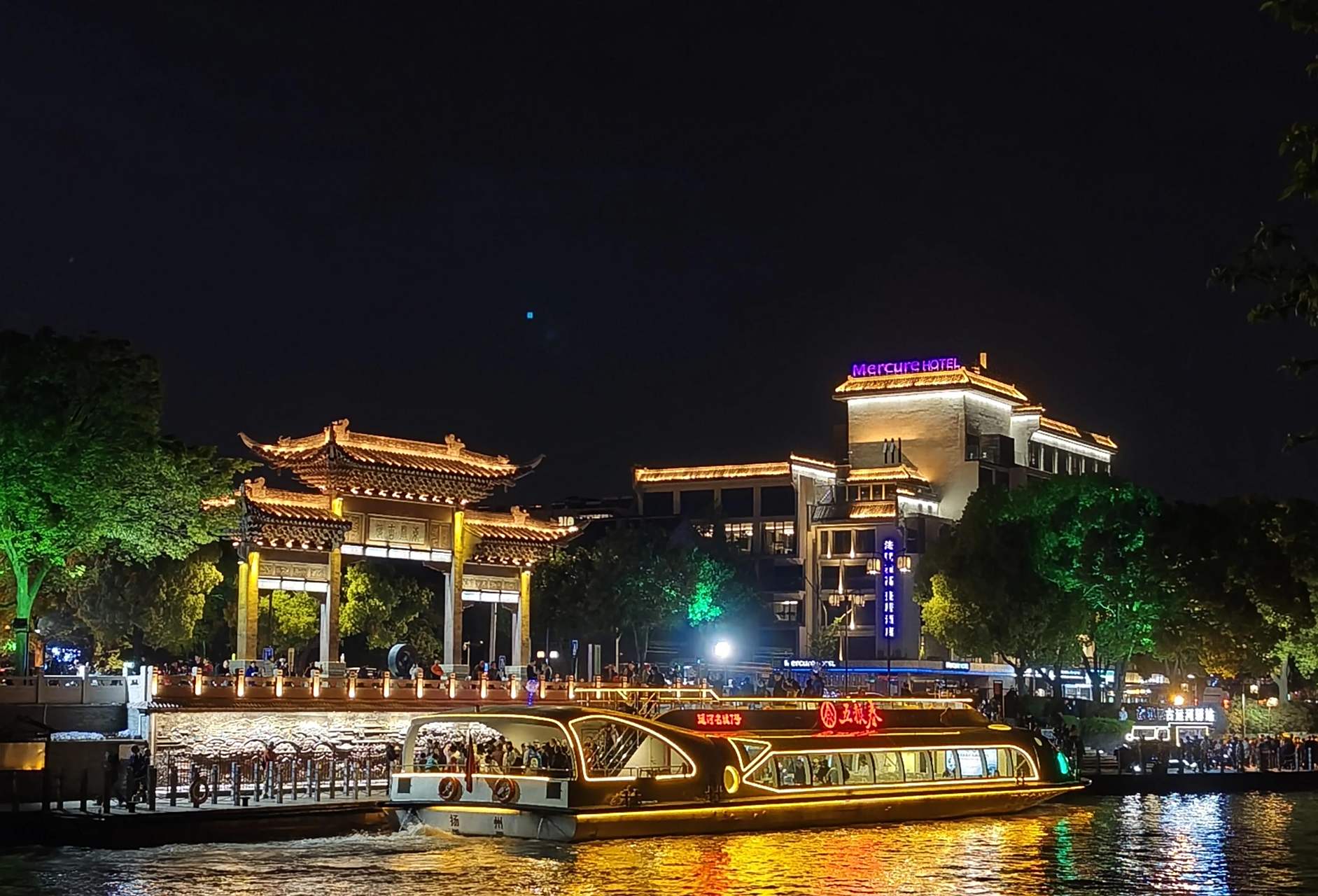 扬州旅游的热度真的是持续燃烧,周日晚上东关街依然人山人海,热闹非凡