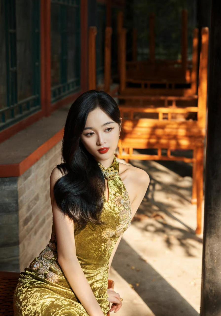吴宣仪金色露背旗袍造型好美呀[比心]眉眼如画身材曼妙笑颜如花[比心]