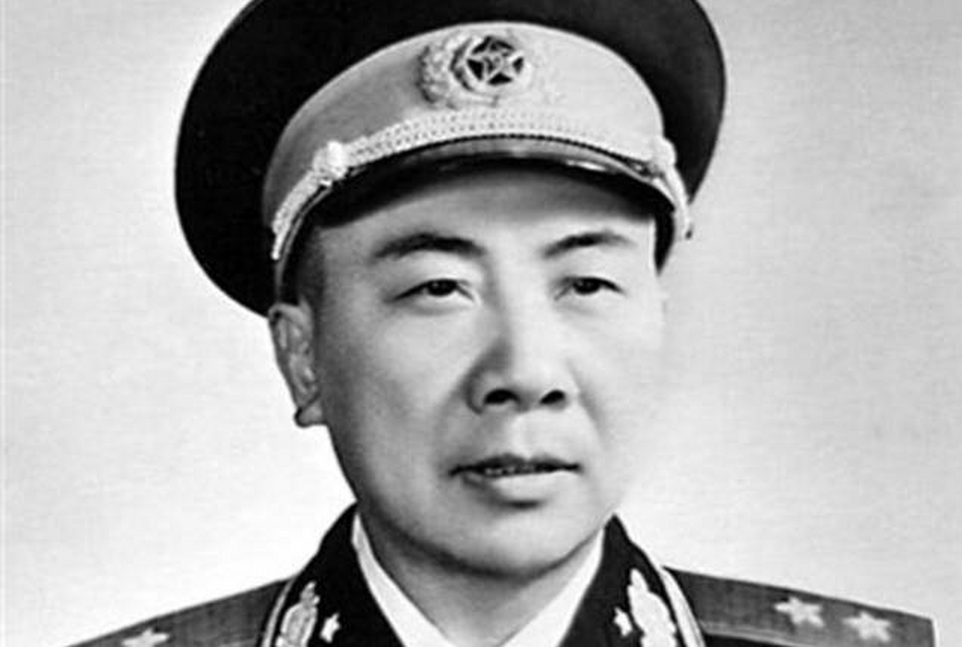 1984年9月,退休的曾将军来到大连一处水库钓鱼,就