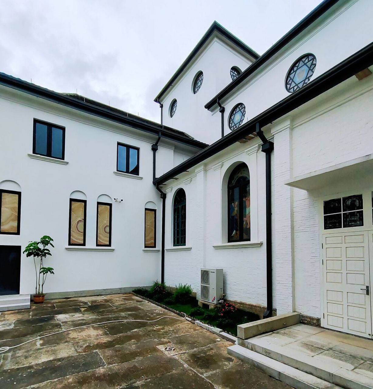 台州椒江有座很美的天主教堂  /  /   在椒江的巷子里,有一座很美的天