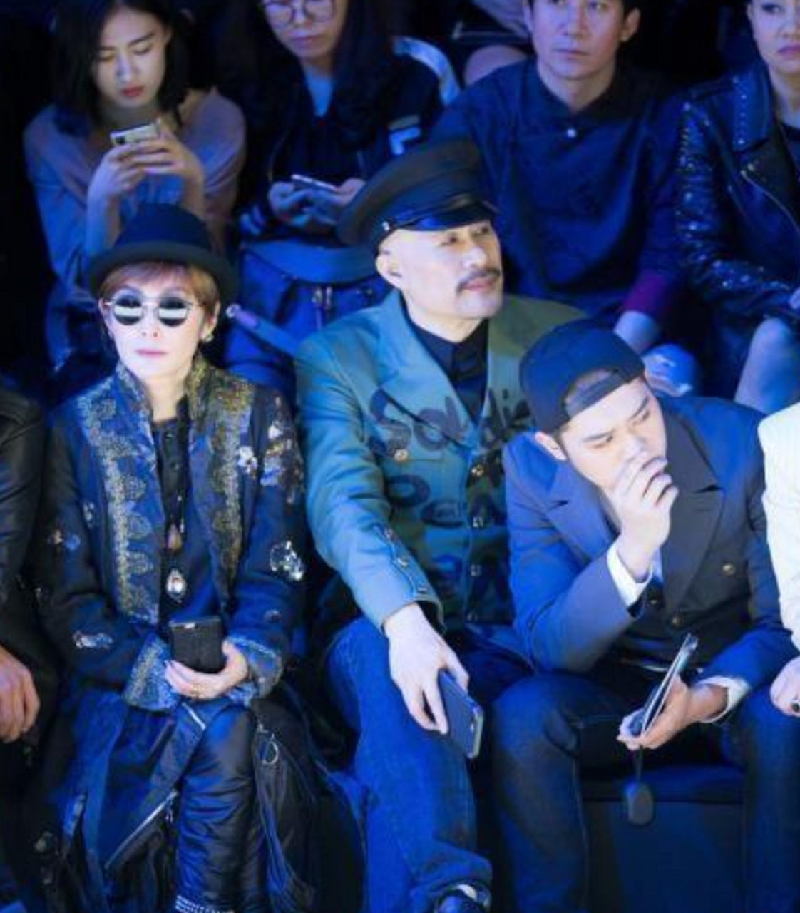 52岁的张敏,穿牛仔外套配短发去看秀,时尚帅气,一生未嫁依然美得惊艳.