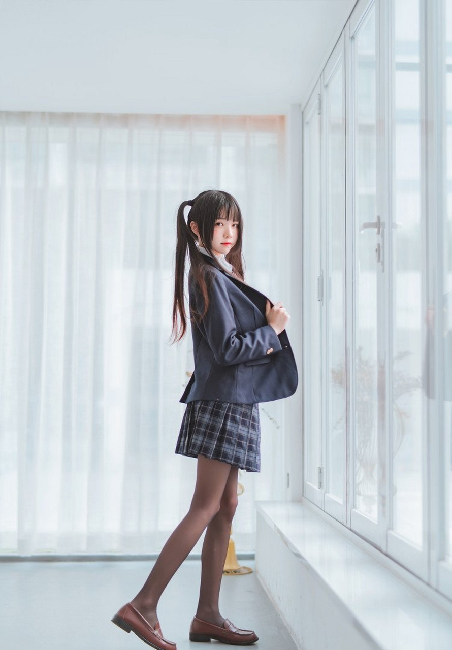 扎着双马尾辫的美女学妹,jk制服穿在身上将天真烂漫的学生气质展现得