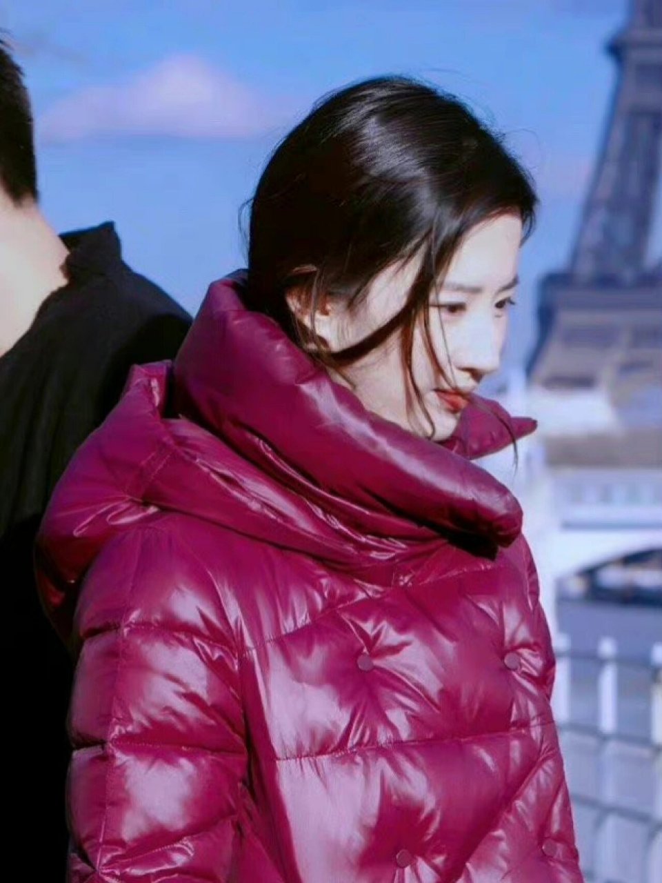 这件平凡无奇的羽绒服,居然是刘亦菲的最爱!