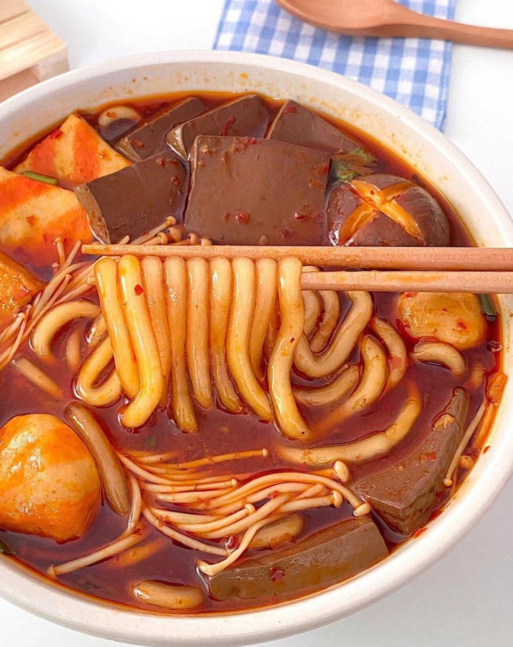 水开后下土豆粉,轻轻划散开,盛出过一遍凉水备用 2?