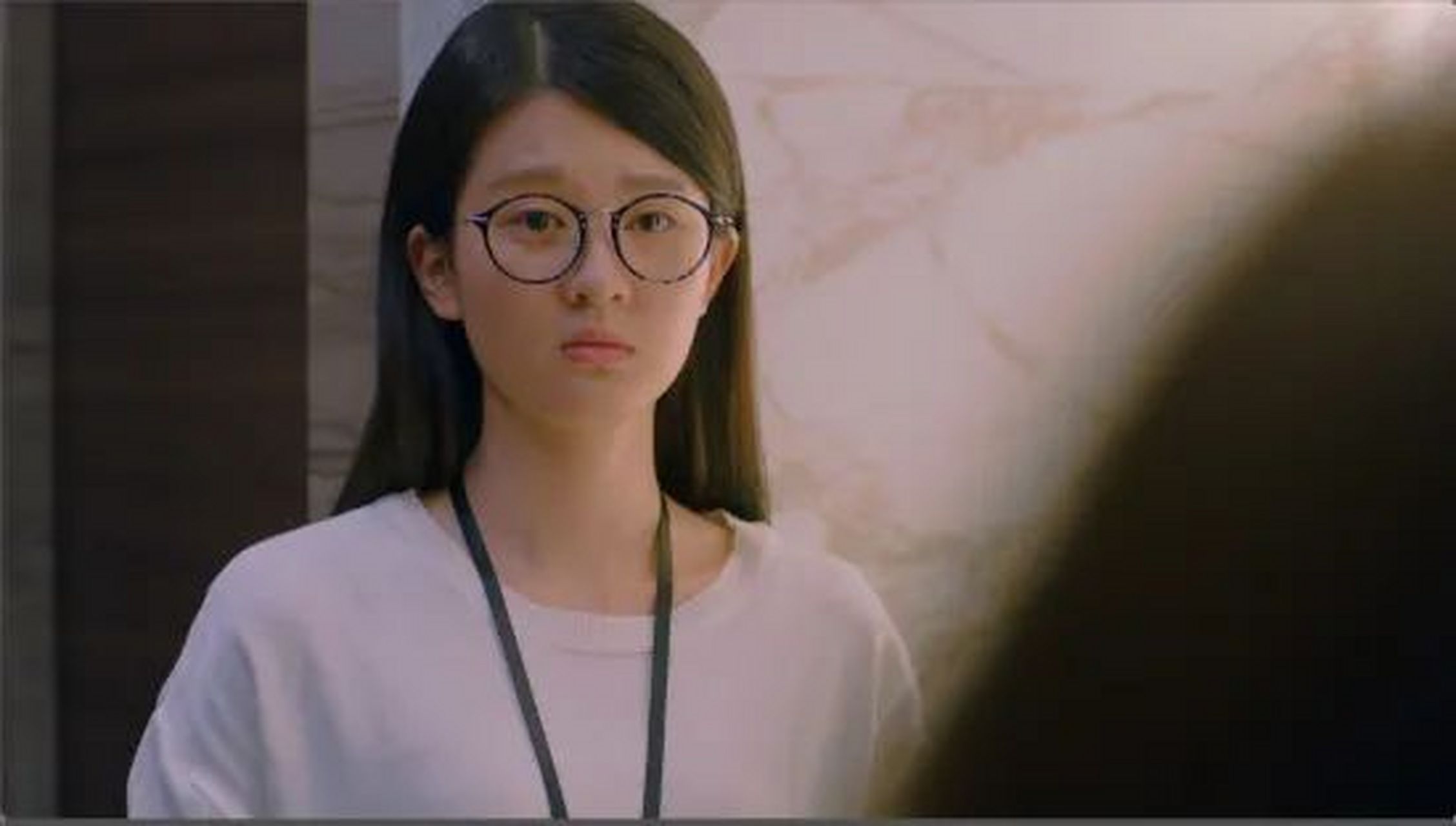 高挑纤细,肤白貌美,外形出众的乔欣,凭借《欢乐颂》中的乖乖女的邢篌