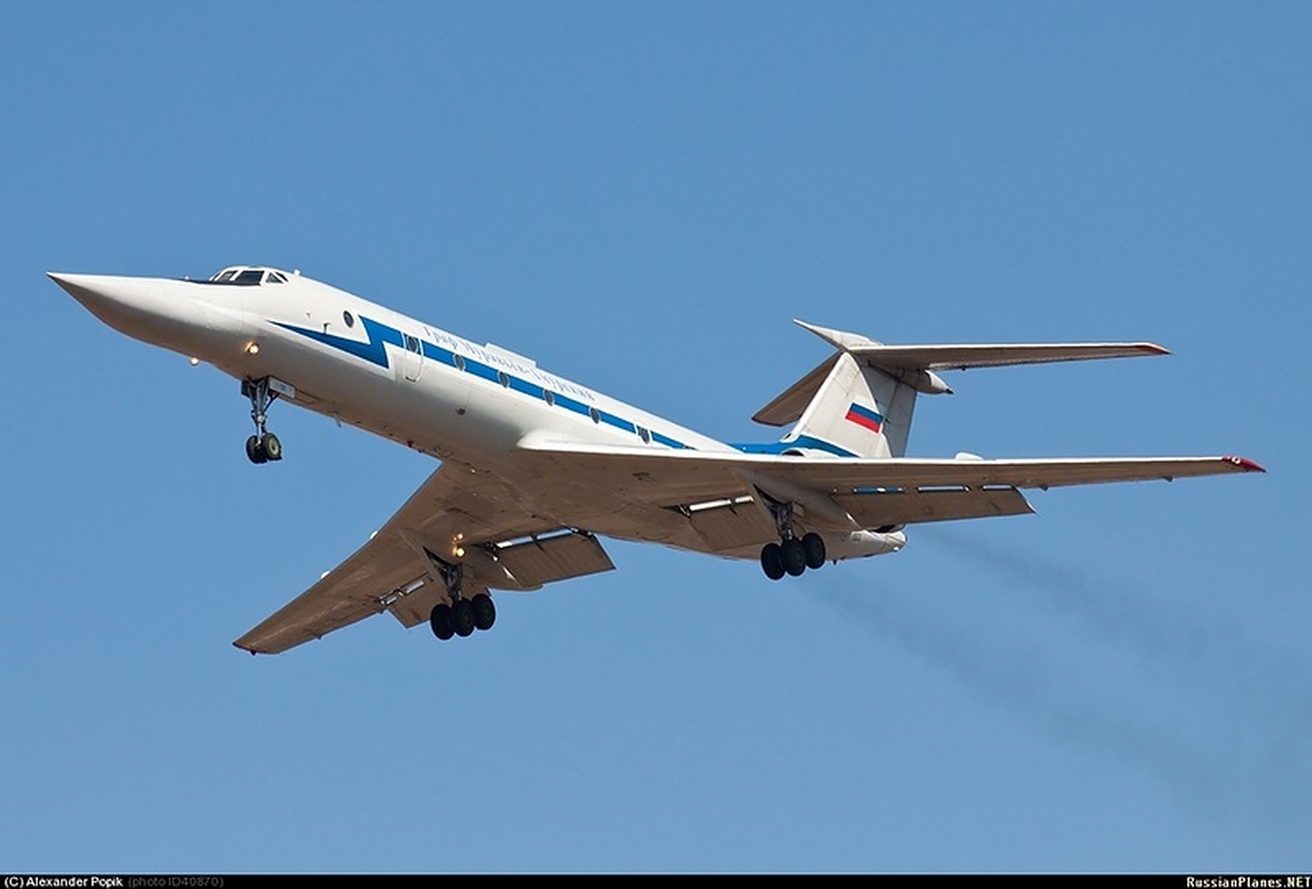 外形优雅 线条流畅 图-134ubl,它的机头和图160超音速轰炸机一模一样.