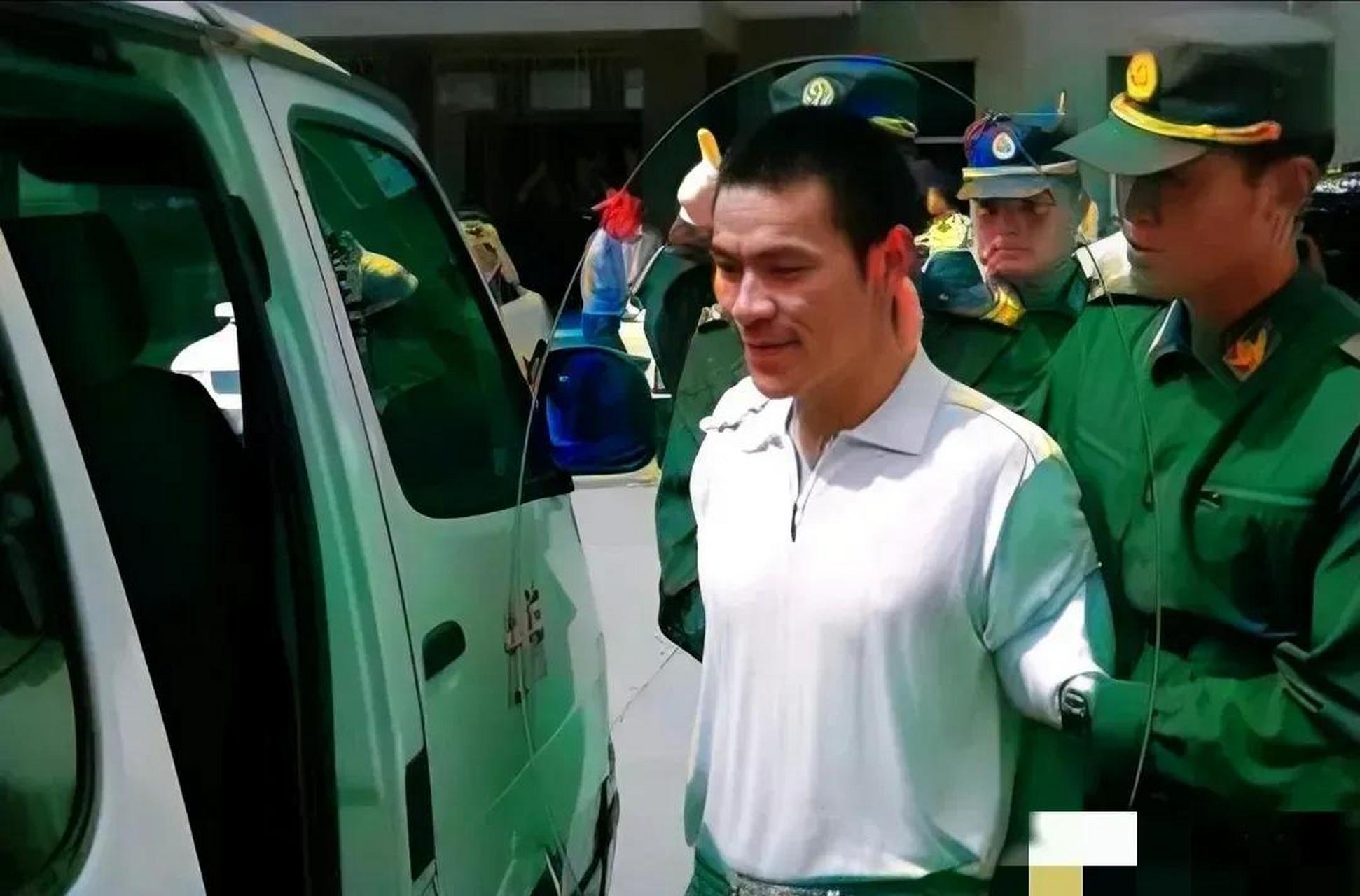 这是1996年,"悍匪"乔四,被押赴刑场前,留下的一张老照片,镜头中的他