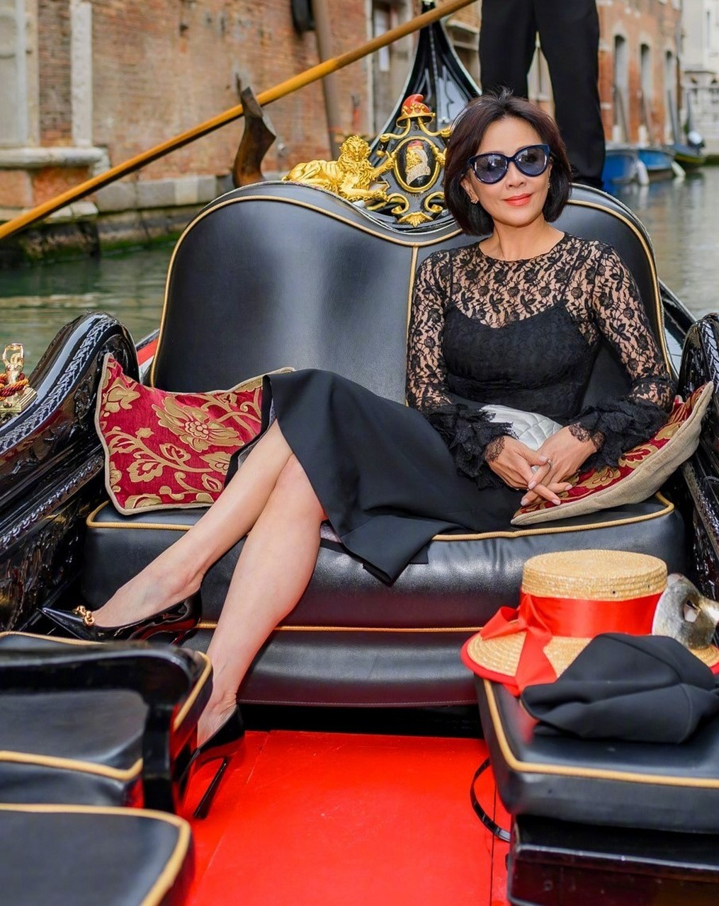 刘嘉玲  威尼斯旅行,腿穿尖头细高跟[鲜花[鲜花]