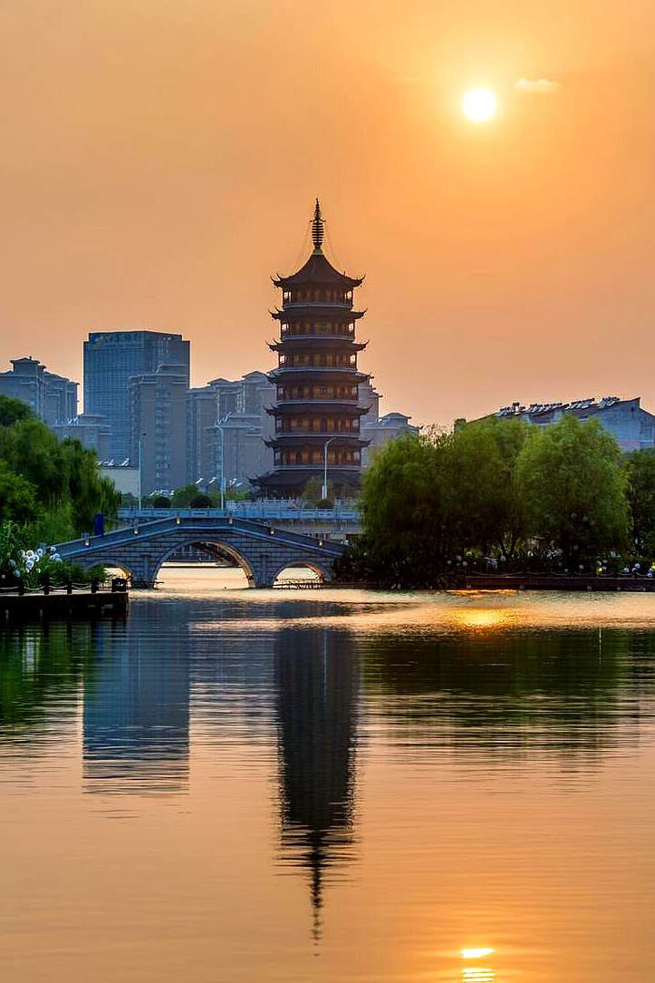 苏中最低调的城市泰州是江苏新兴的旅游城市,泰州城内的凤城河风景区