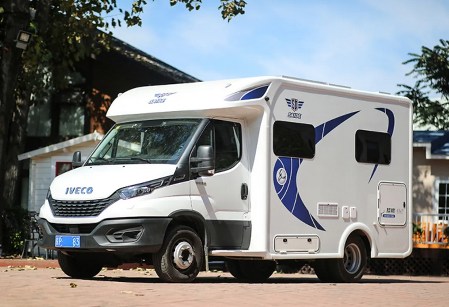 赛德房车猎鹰02吊床款,实拍车为白色车身,厢体采用三明治玻璃钢墙体