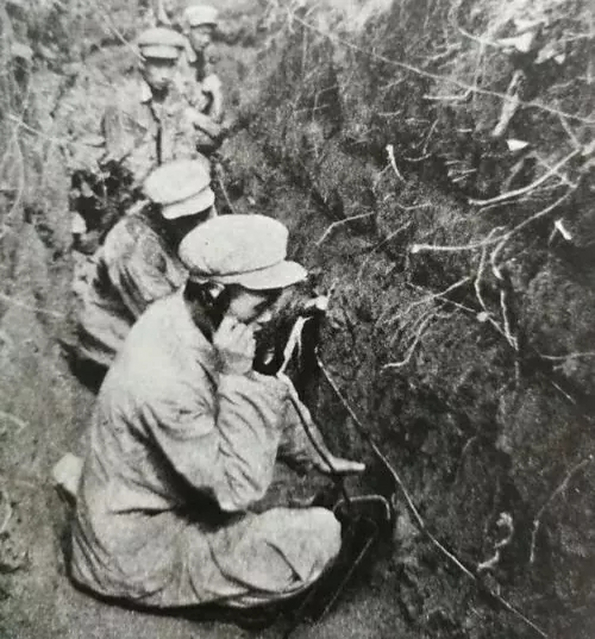 1952年10月14日凌晨,志愿军第135团副团长王凤书准备跟指挥部联系时