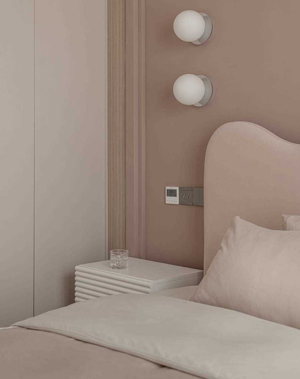 8岁,淡雅的珊瑚粉,搭配波浪造型的公主床,充满活力与动力,提升空间