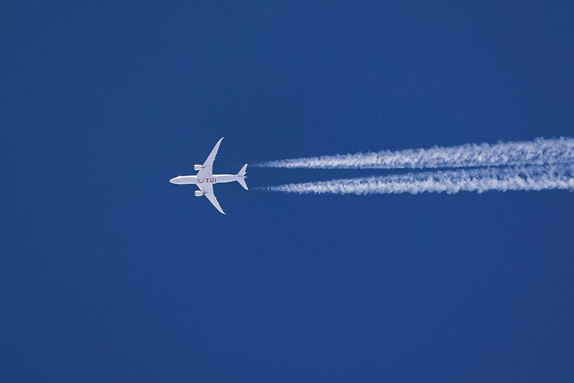 当我们仰望天空的时候,如果看到了长长的飞机云,就可以判断不久之前