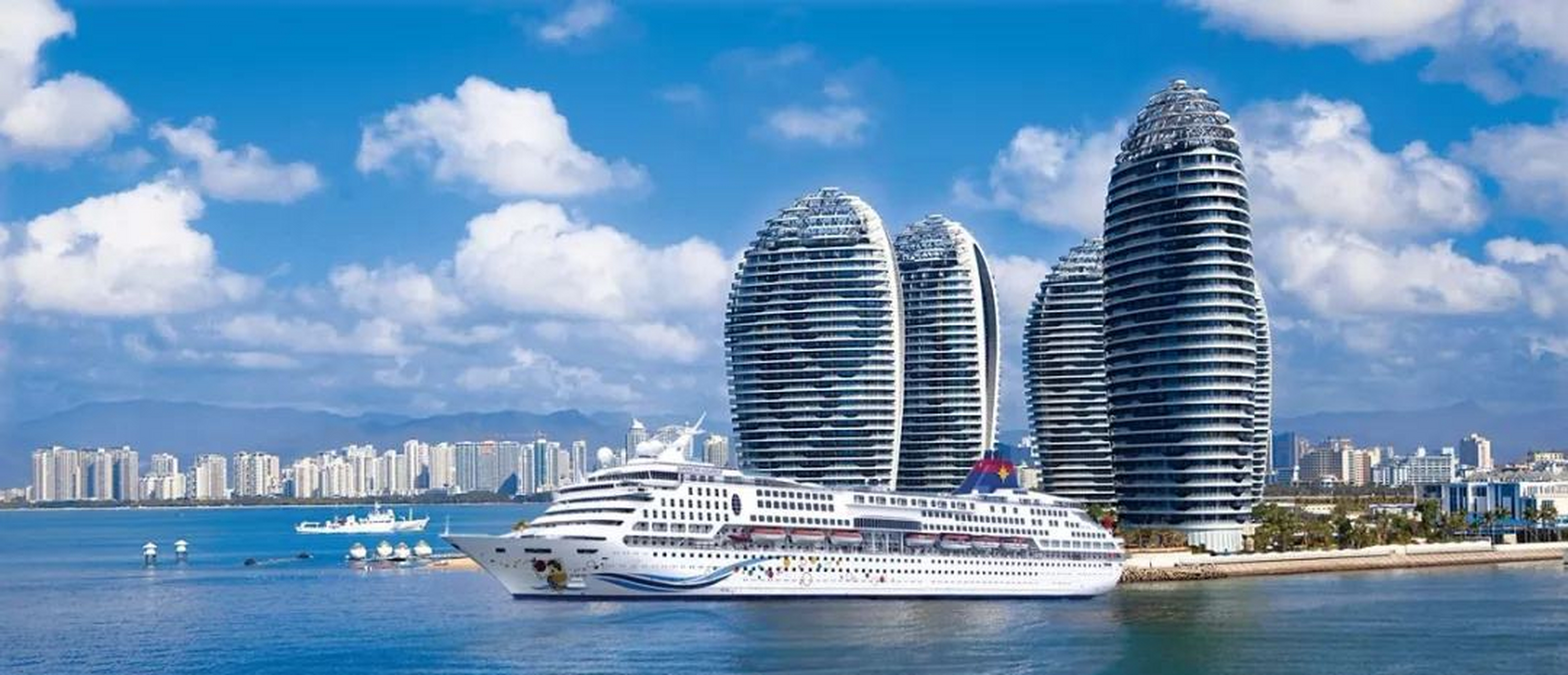 1,三亚 相信很多人对于三亚这种城市并不陌生,它位于我国最南方的海南