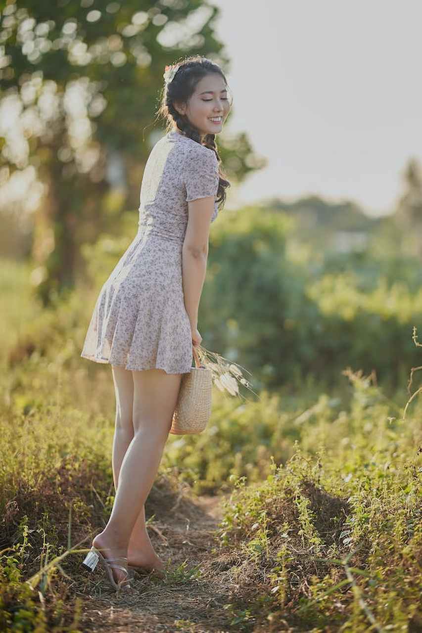 邻家小妹田野写真,在春风的沐浴下,让女孩显的更加青春靓丽!