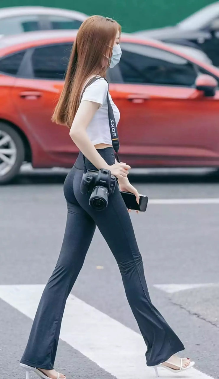 亭亭玉立的小姐姐,紧身裤搭配高跟鞋身材紧致苗条,显成熟女人味