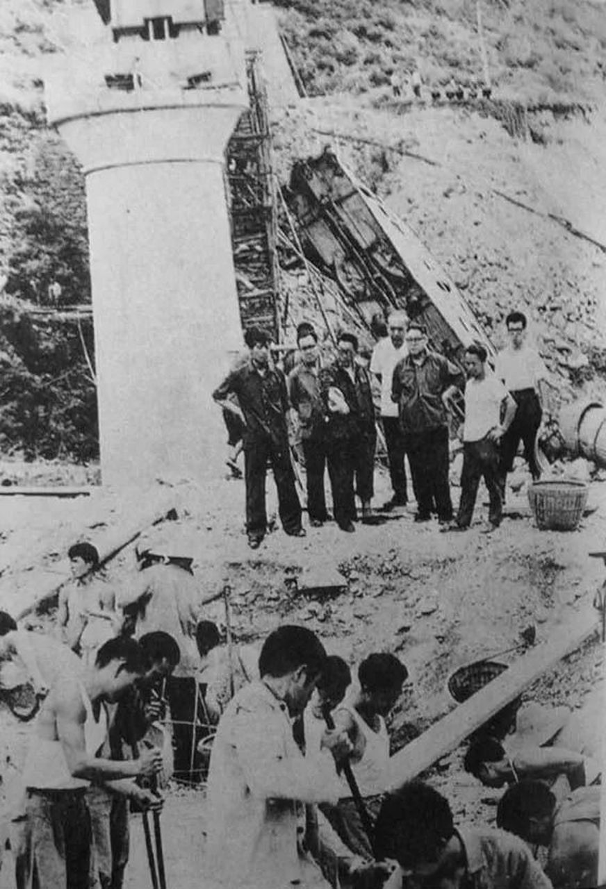 1981年,奶奶包隧道坠桥事故的现场照片,事故的起因是奶奶包隧道地区