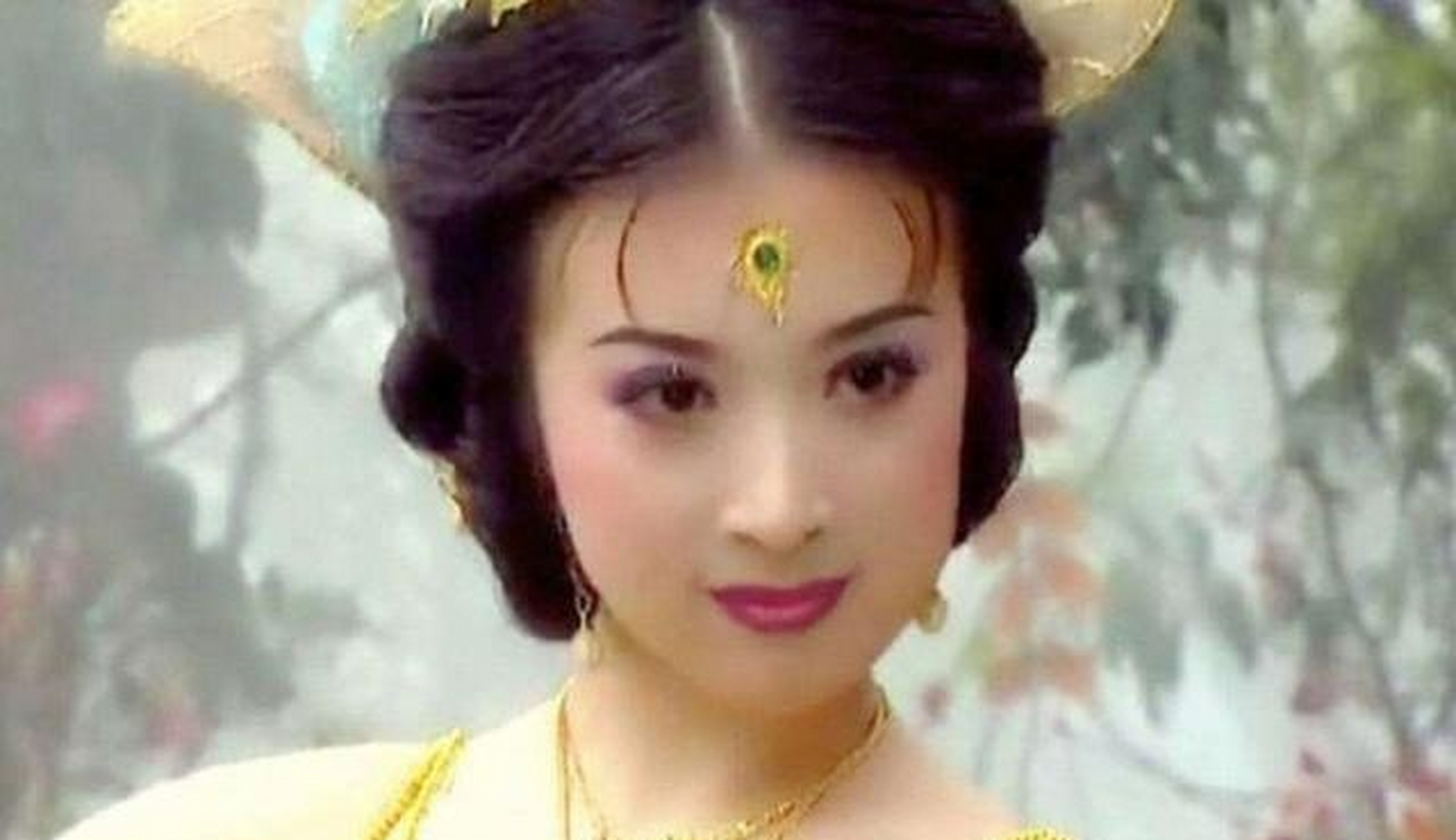 孔雀公主,由金巧巧饰演,她也是电视剧原创角色,是由孔雀修炼成人形,其