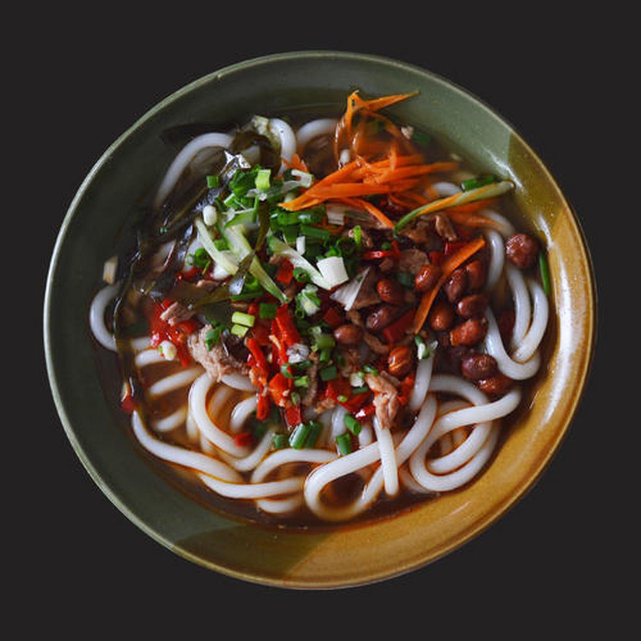 湘西米粉采用富硒大米加工而成,其粉条十分劲道,营养与口感方面在米粉