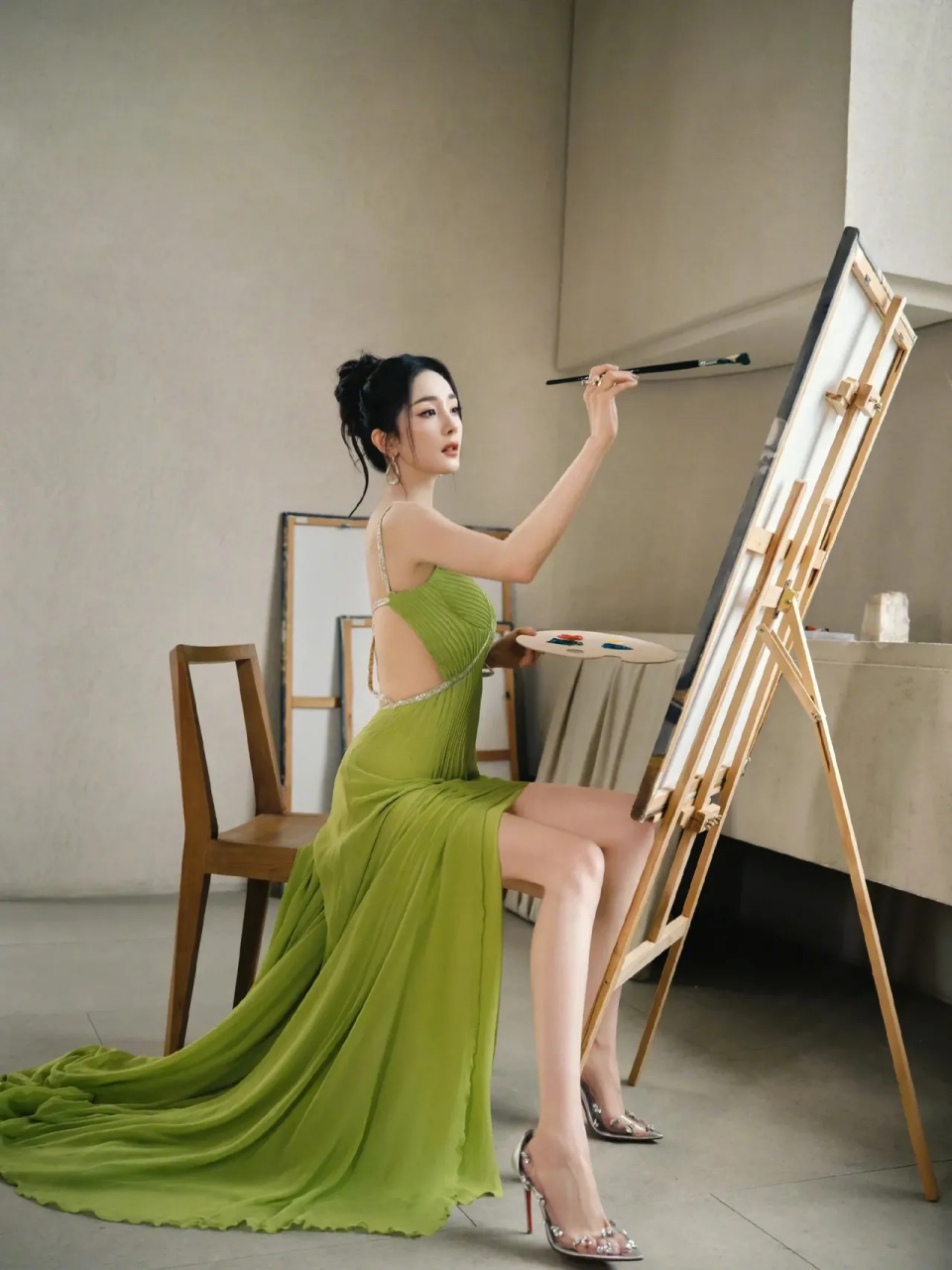 杨幂绿色露背开叉长裙# #杨幂盘发梦回晴川# #杨幂