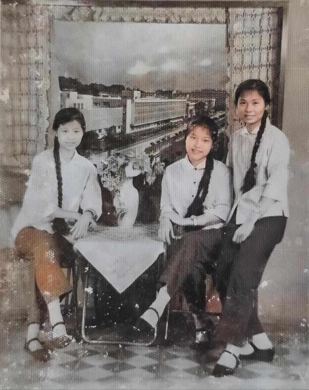 70年代,三位漂亮的姑娘相约一起到照相馆拍照留念,她们穿着当时最流行