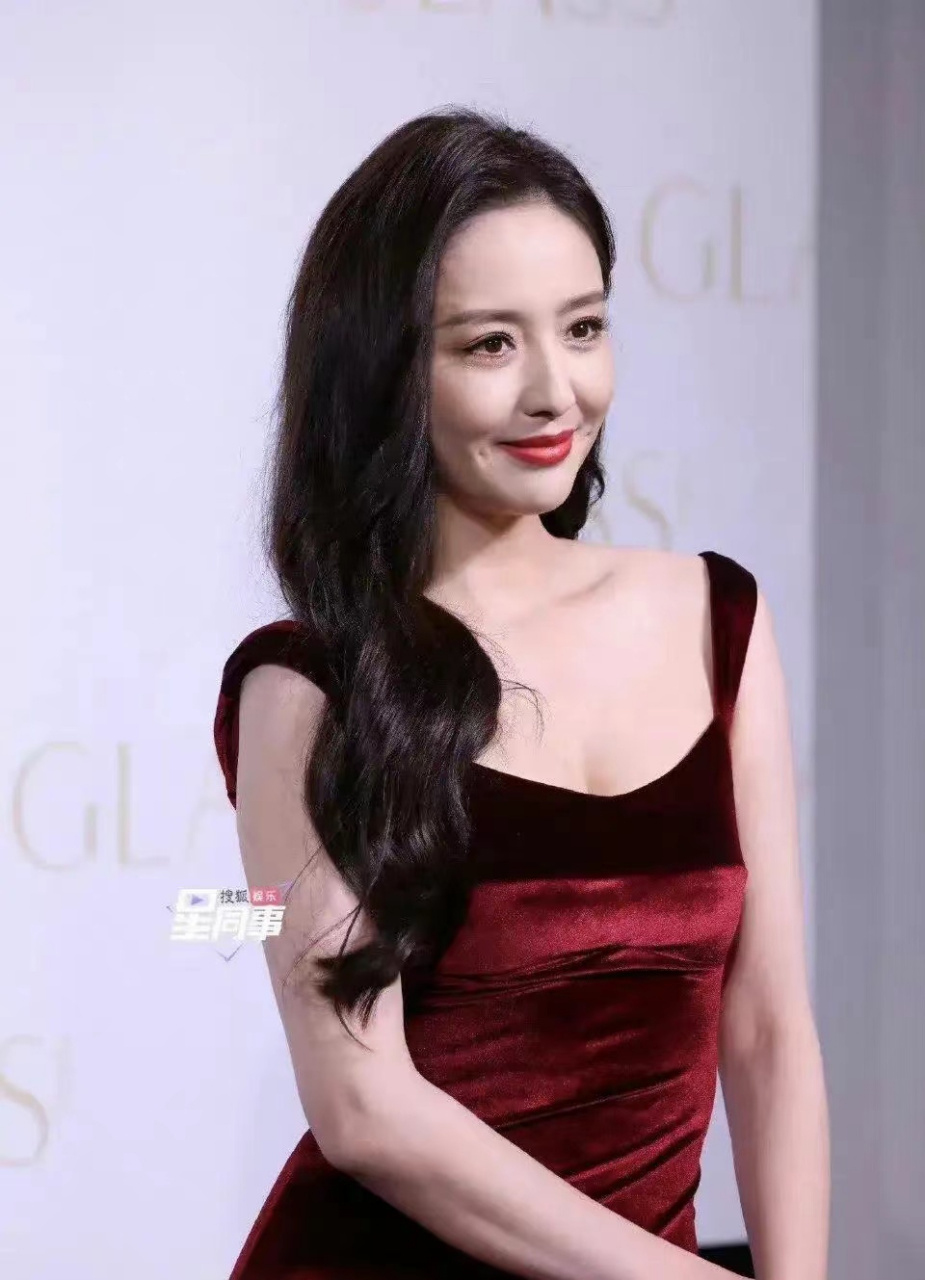 佟丽娅的红裙太亮眼了,她就适合浓妆艳抹的大红唇,很有西域特色,风情