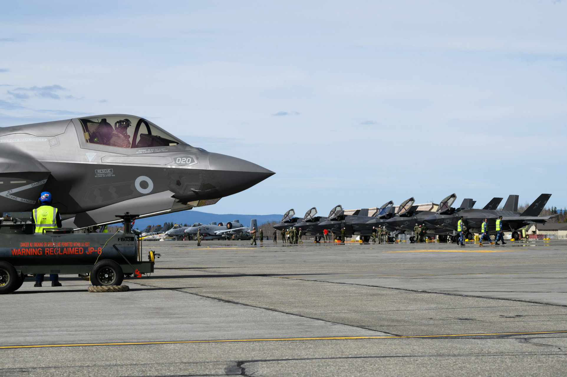 图1图2是美国空军阿拉斯加艾尔森空军基地的停机坪,近日,美国空军