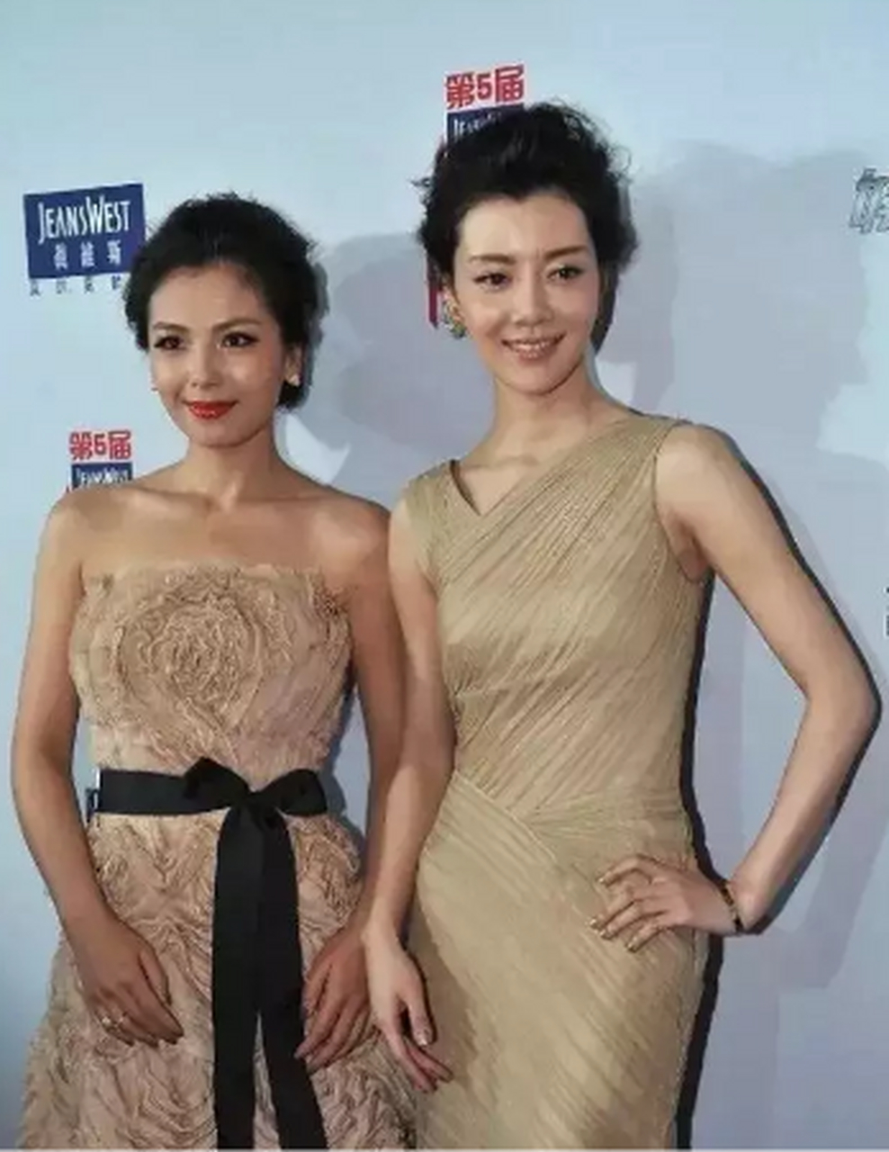 40岁车晓和44岁刘涛撞衫,同穿杏色裙,一个优雅端庄,一个却似大妈