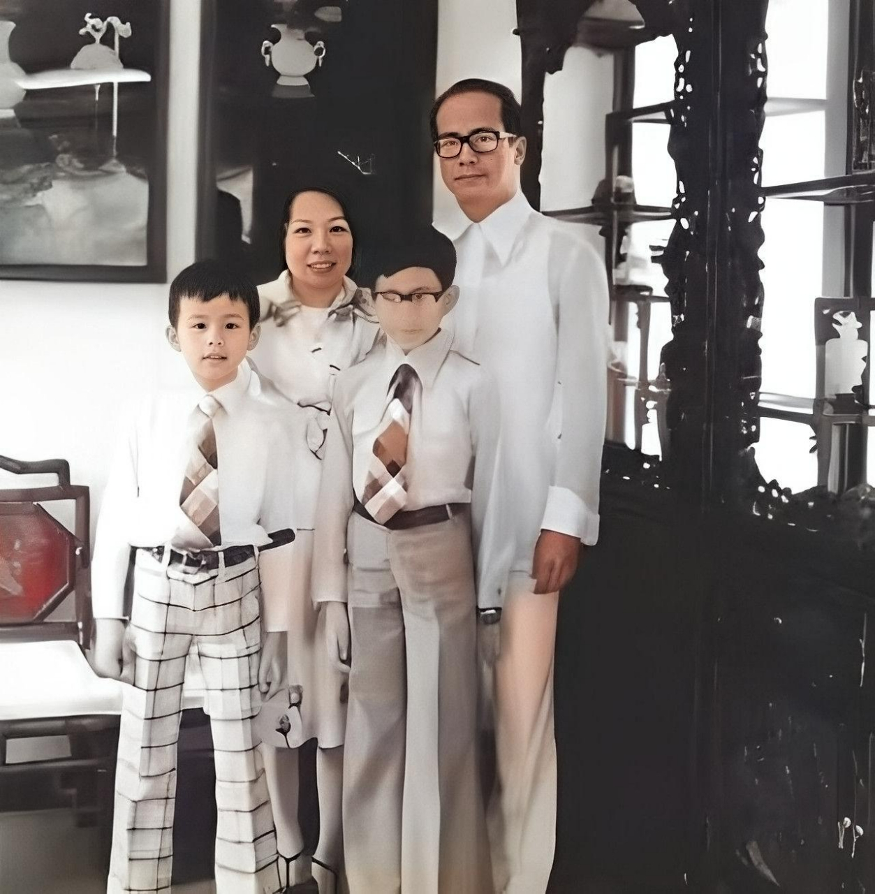 李嘉诚的家庭照片,包括李嘉诚的妻子庄月明,长子·李泽钜和儿子