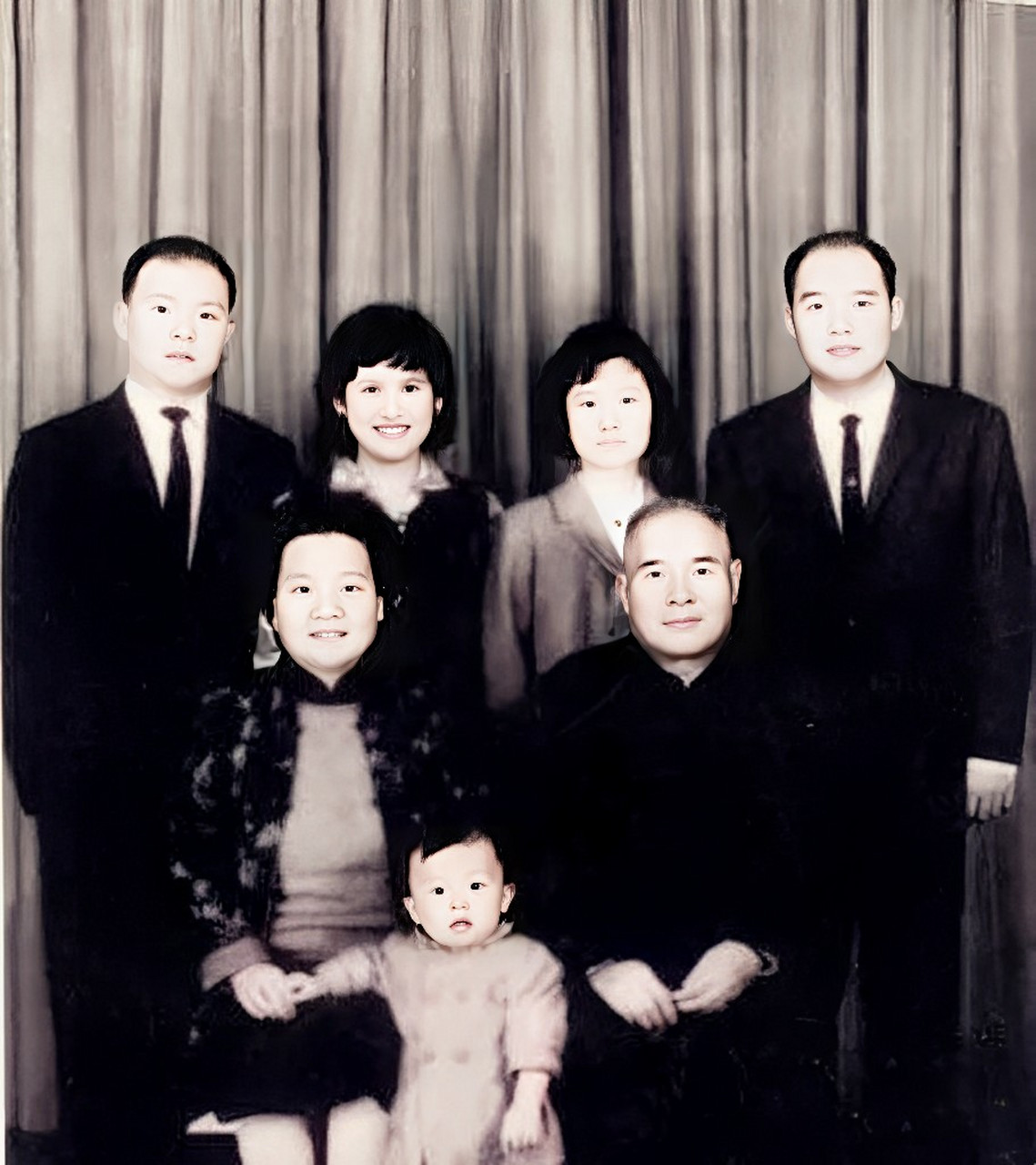 20世纪60年代在香港,张国焘与妻子杨子烈和家人合影.这时,他生活贫困,