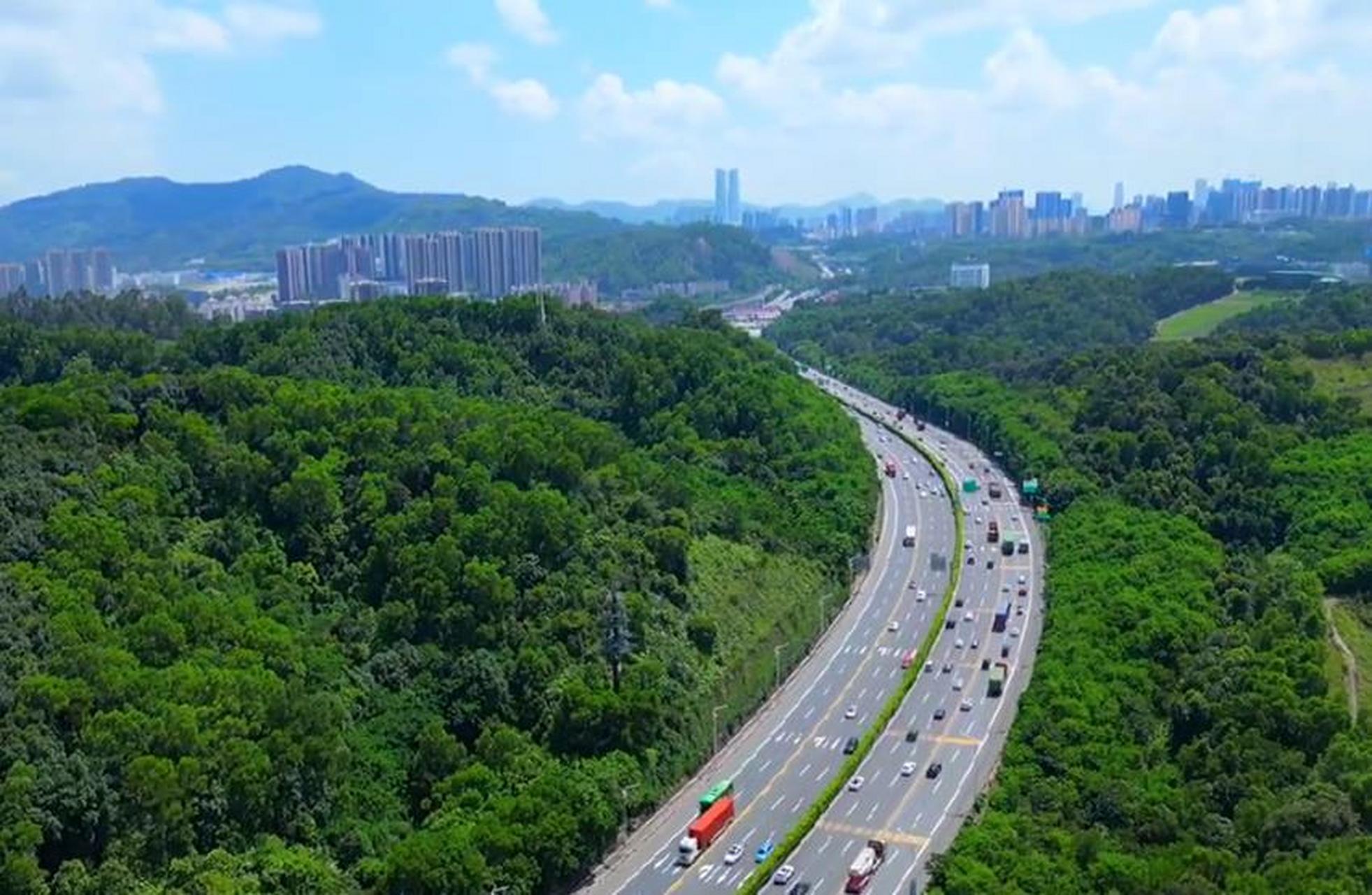 中国首条10车道高速公路深圳水官高速,已经运行十来年了,依旧领先全国