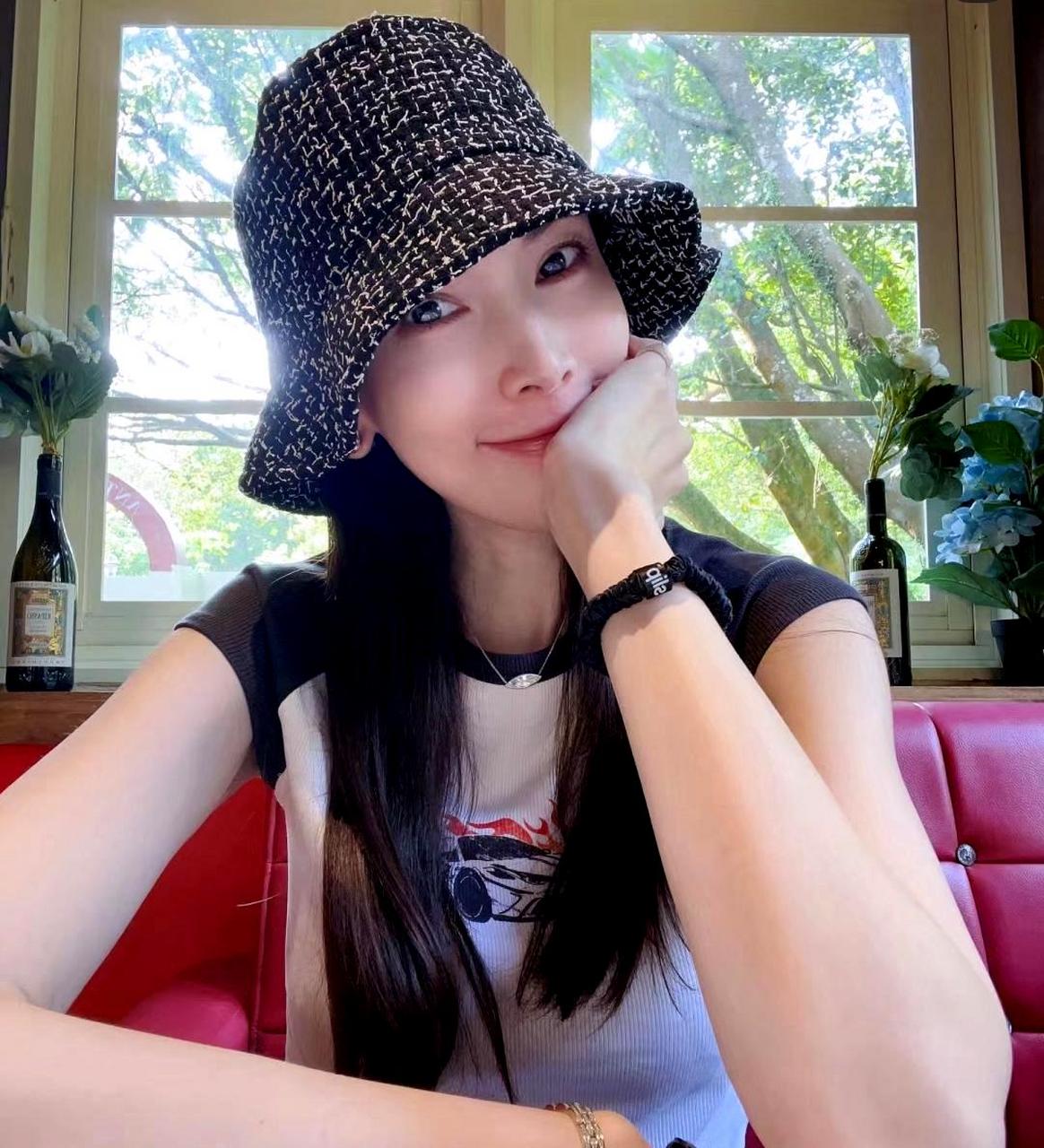 陈若仪托着腮甜笑,戴着帽子显得脸更小了,她的皮肤白皙如雪,身穿长裙