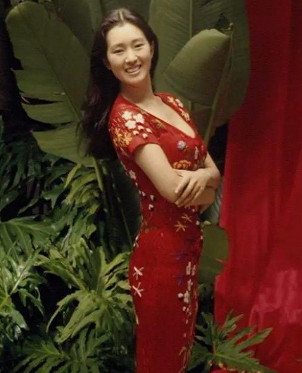 30年前的巩俐,一条土气的红色印花裙,竟然能穿出明艳又妖娆的美感,这