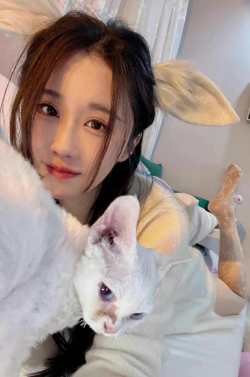 轩子巨2兔 ,居家美拍,又甜又美,养眼又妩媚 #娱乐