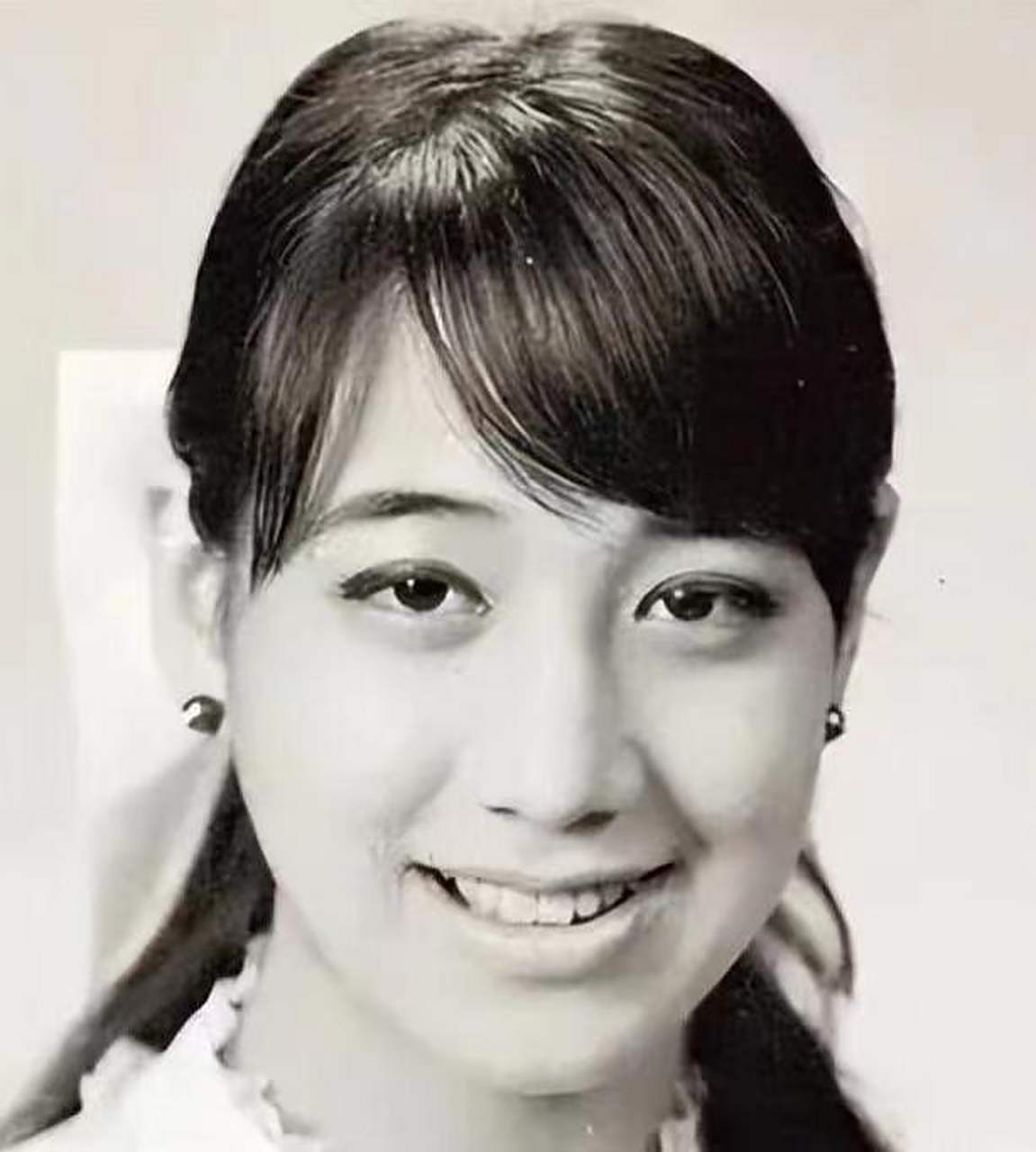 她出身豪门,才貌双全.  1970年,何超英与萧白城结婚.