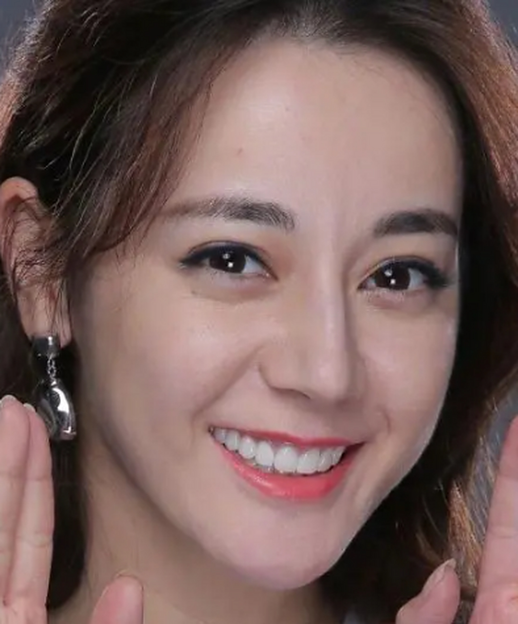 迪丽热巴未修原档生图# #迪丽热巴#  牙齿好齐好白啊,又美又自信.