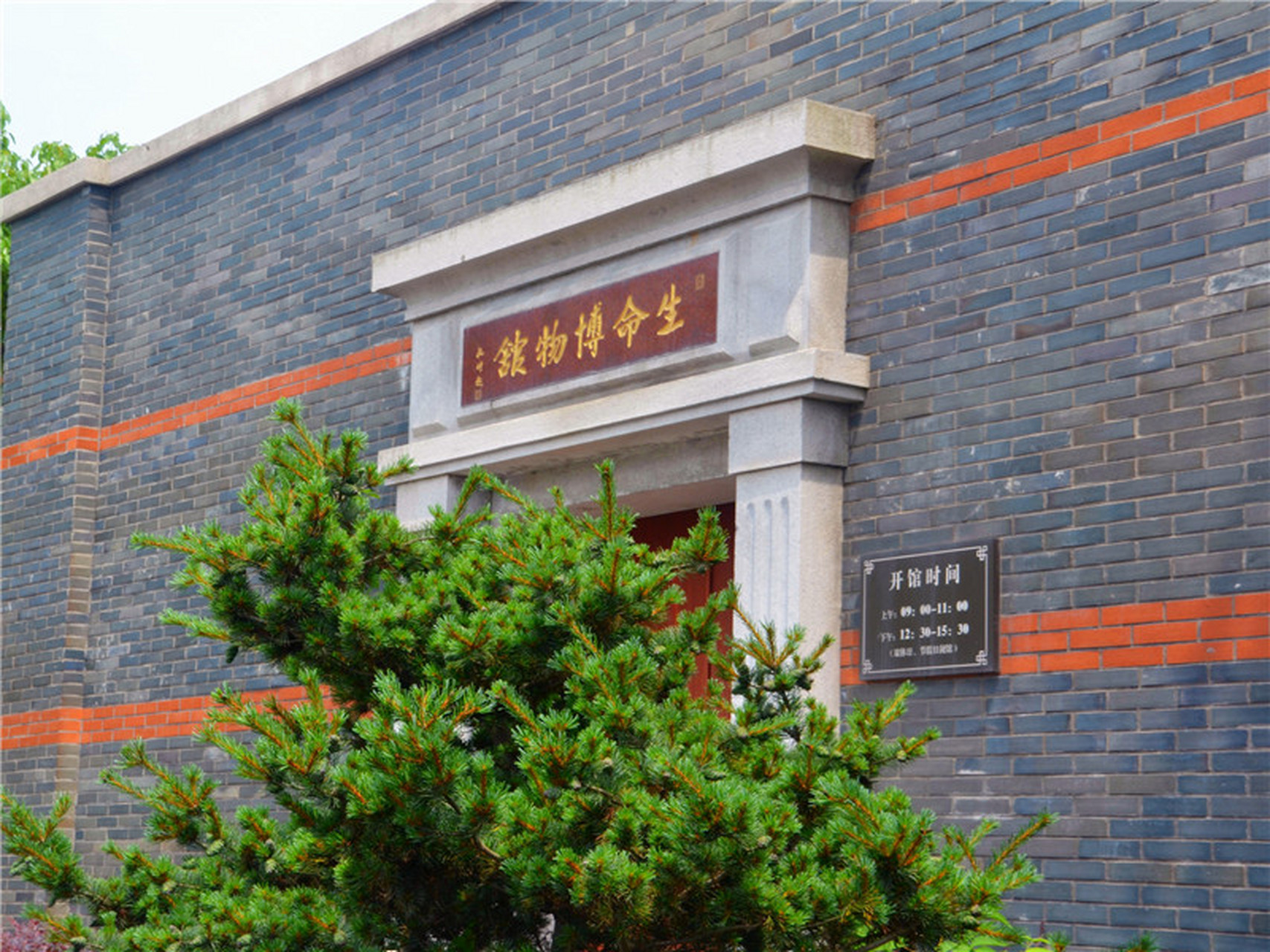 安贤陵园——物华天宝,人杰地灵  安贤陵园是杭州的老牌陵园,也可以说