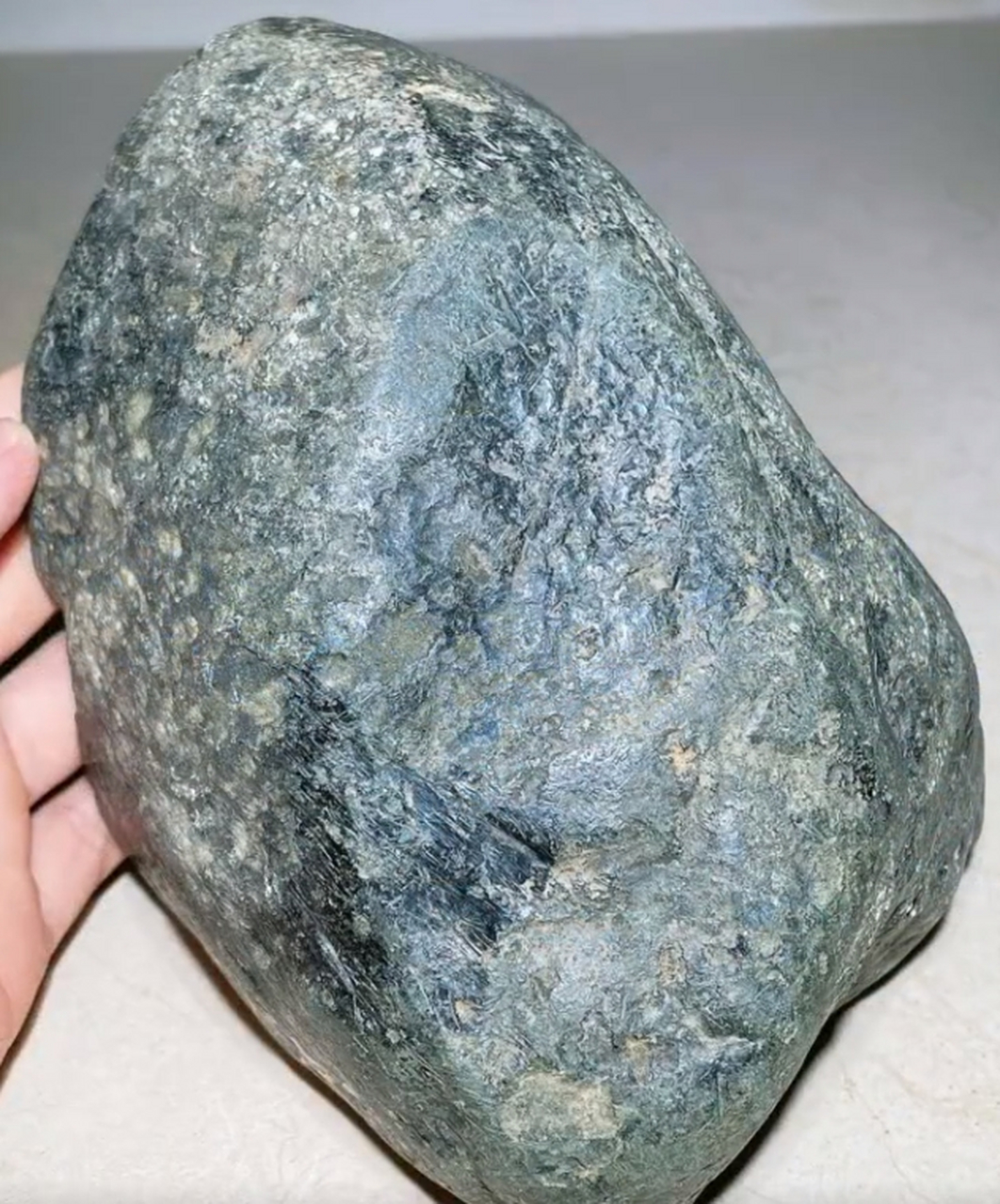 交通不便,但正是这种偏远的地理位置,使得帕敢的翡翠原石得以保持其