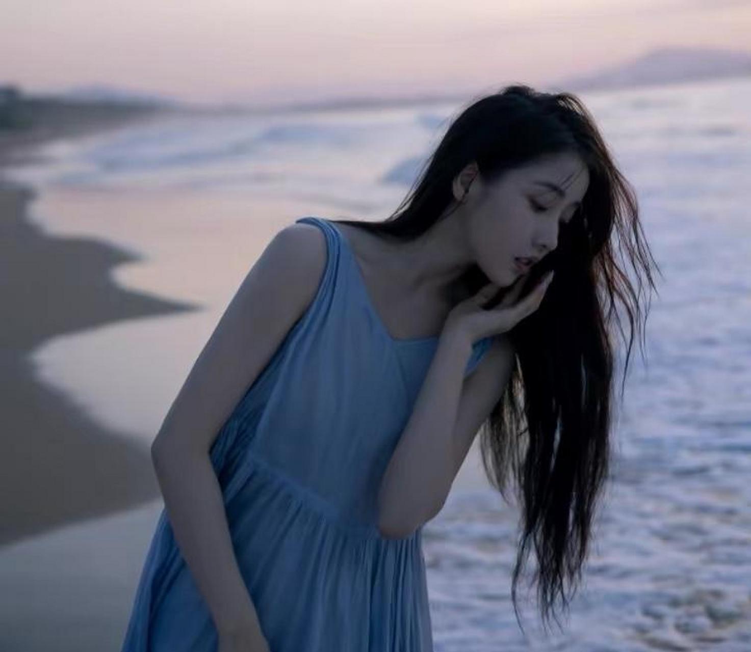 姜贞羽在社交账号上发布了一组海边的写真照片,照片中的姜贞羽身穿一