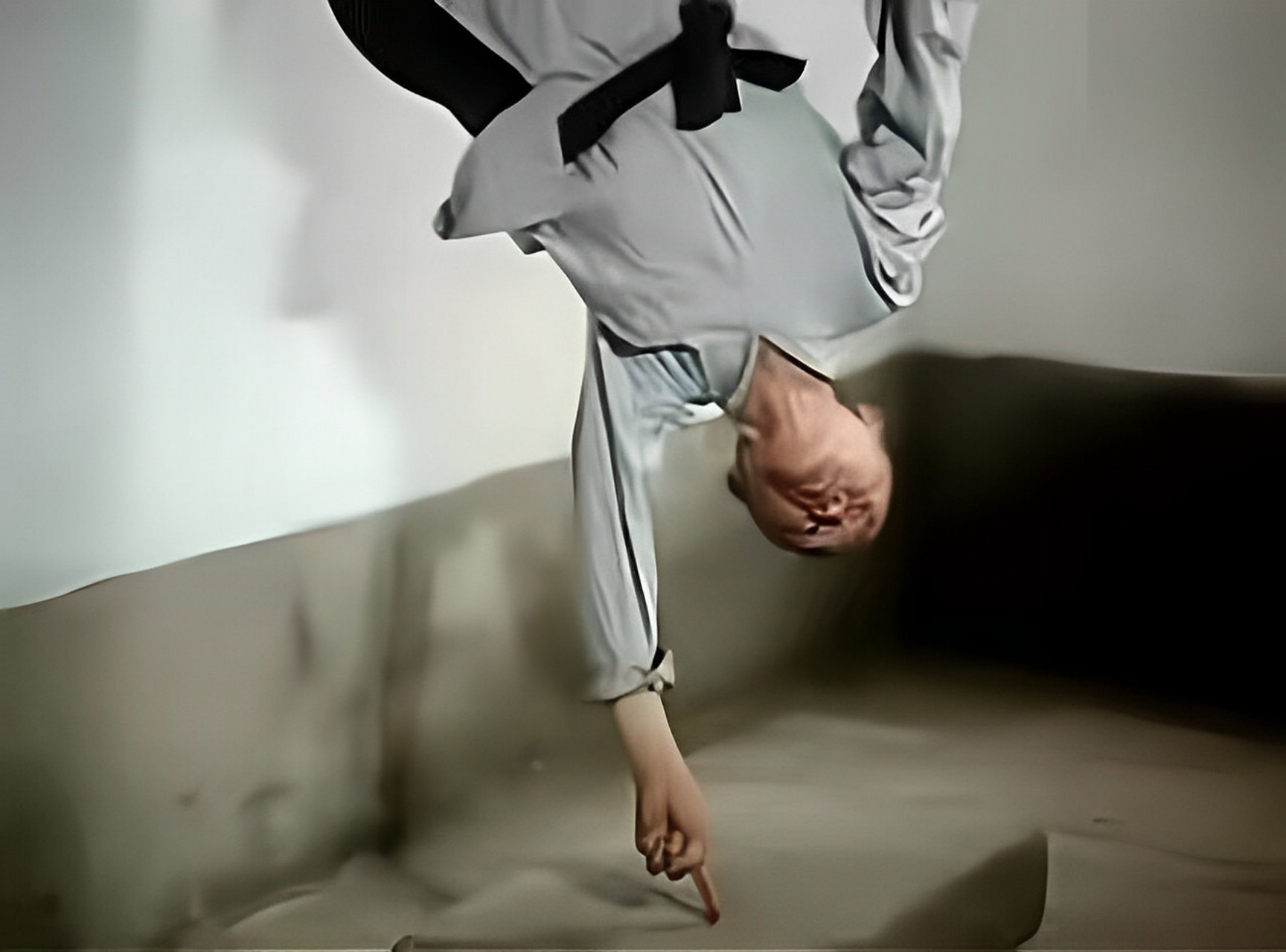 1979年,77岁的海灯法师在二指禅被要求拍一张自己倒立的照片,引起了