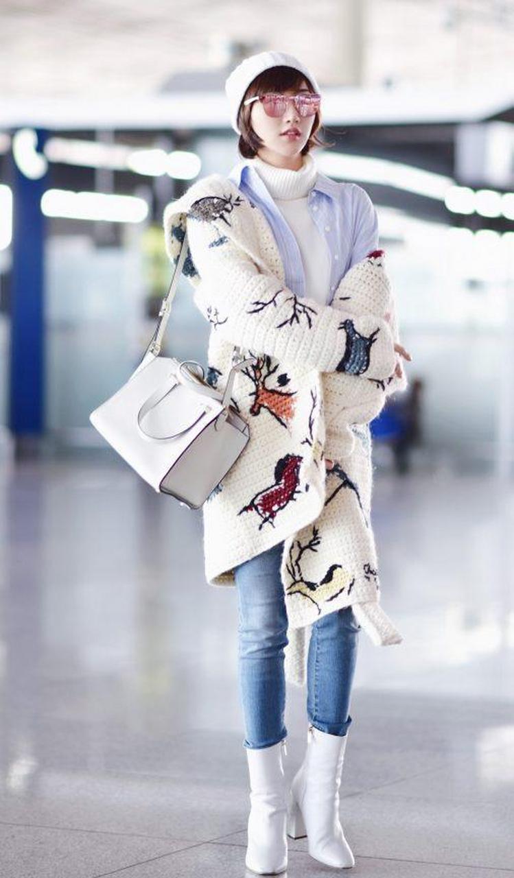 景甜机场街拍图身穿紧身牛仔裤踩白色皮短靴时尚风情