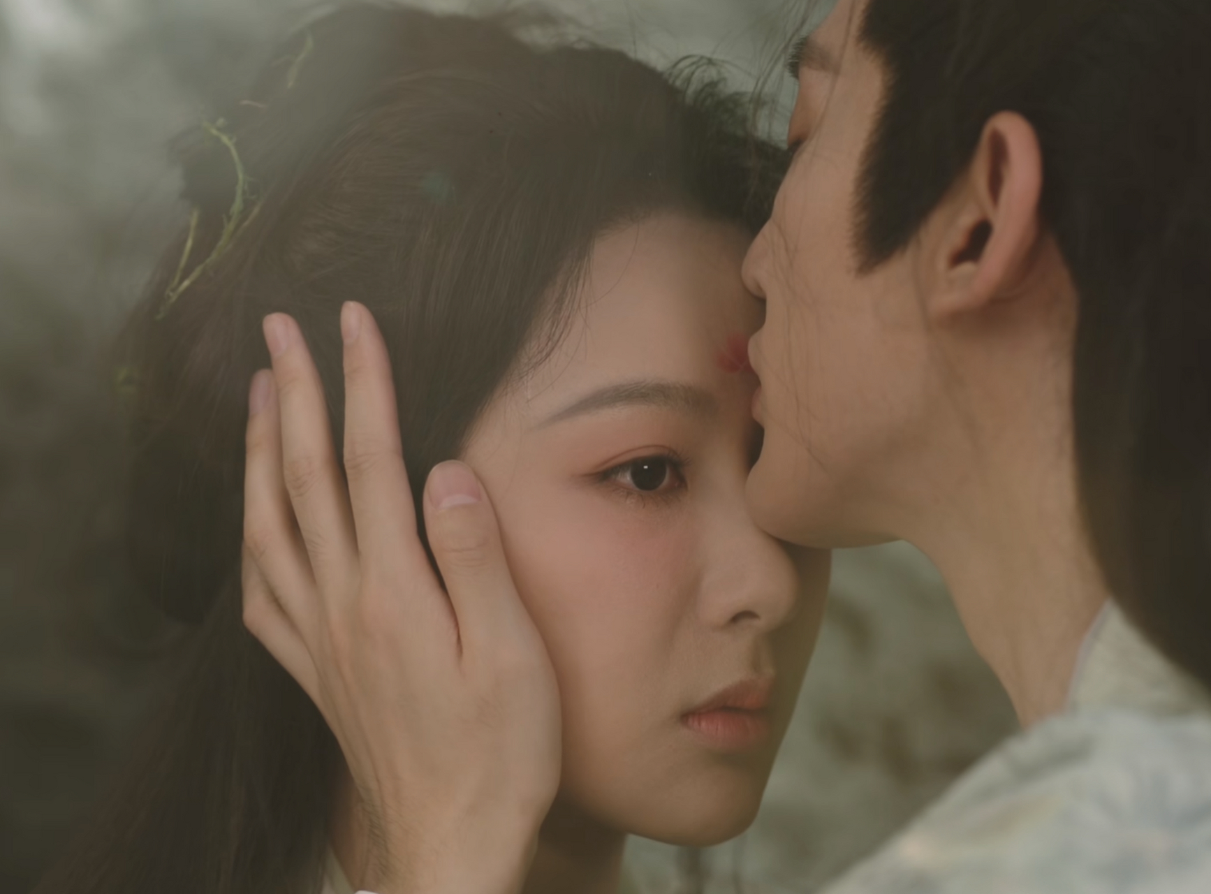 在《长相思》第20集中,小夭(杨紫 饰)主动亲了涂山璟(邓为 饰)的嘴