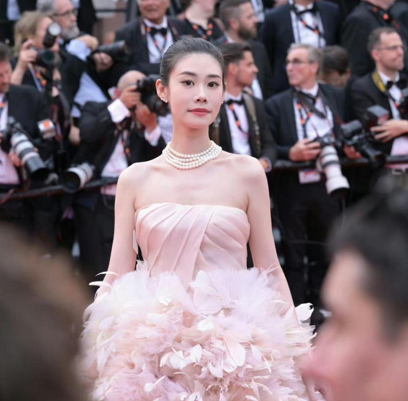 女网红果真都是"见光死",美妆博主程十安脱离了美颜滤镜,在戛纳红毯上
