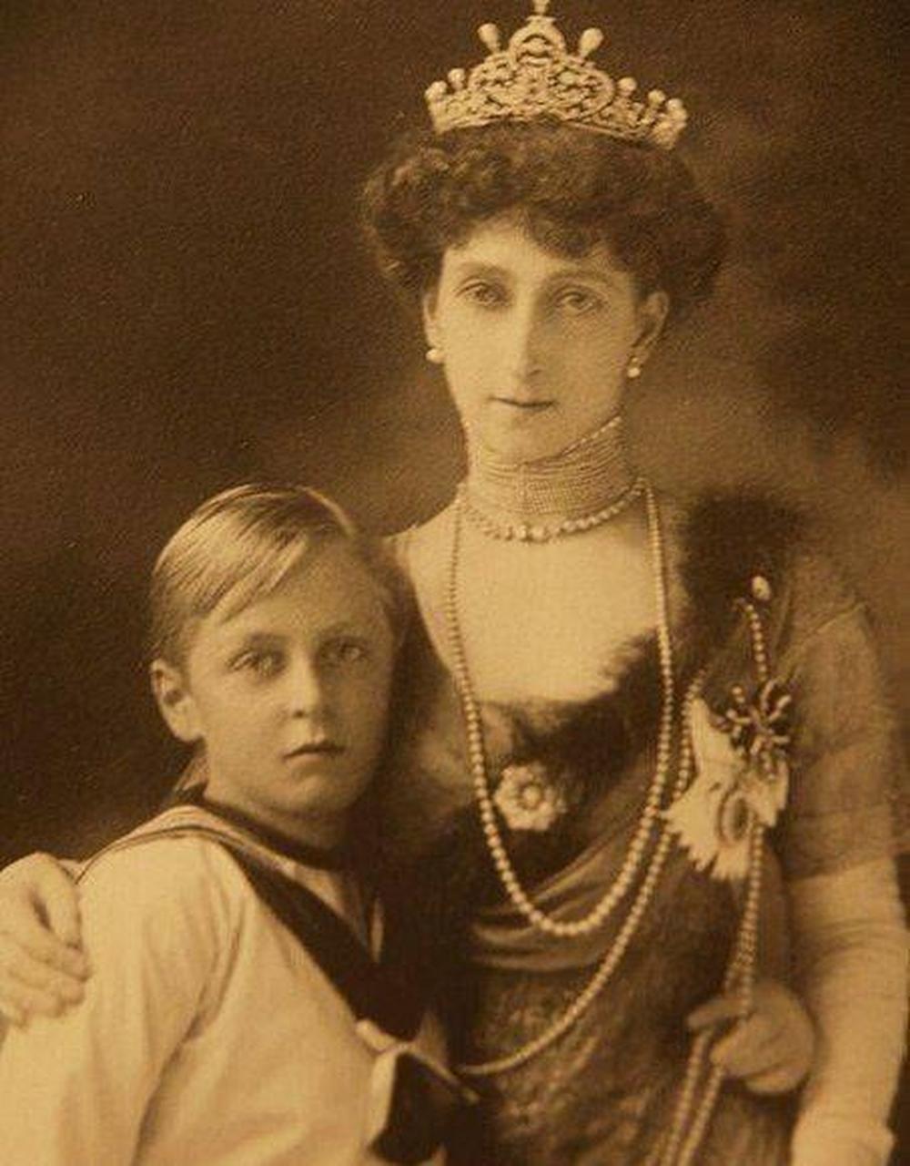 领动计划# 挪威的莫德王后佩戴过的珠宝.