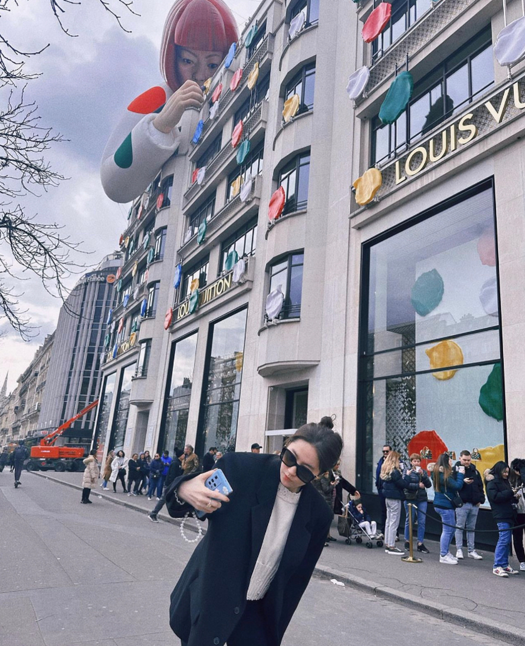 巴黎偶遇刘亦菲素颜逛街#有网友晒出在巴黎偶遇刘亦菲逛街的照片