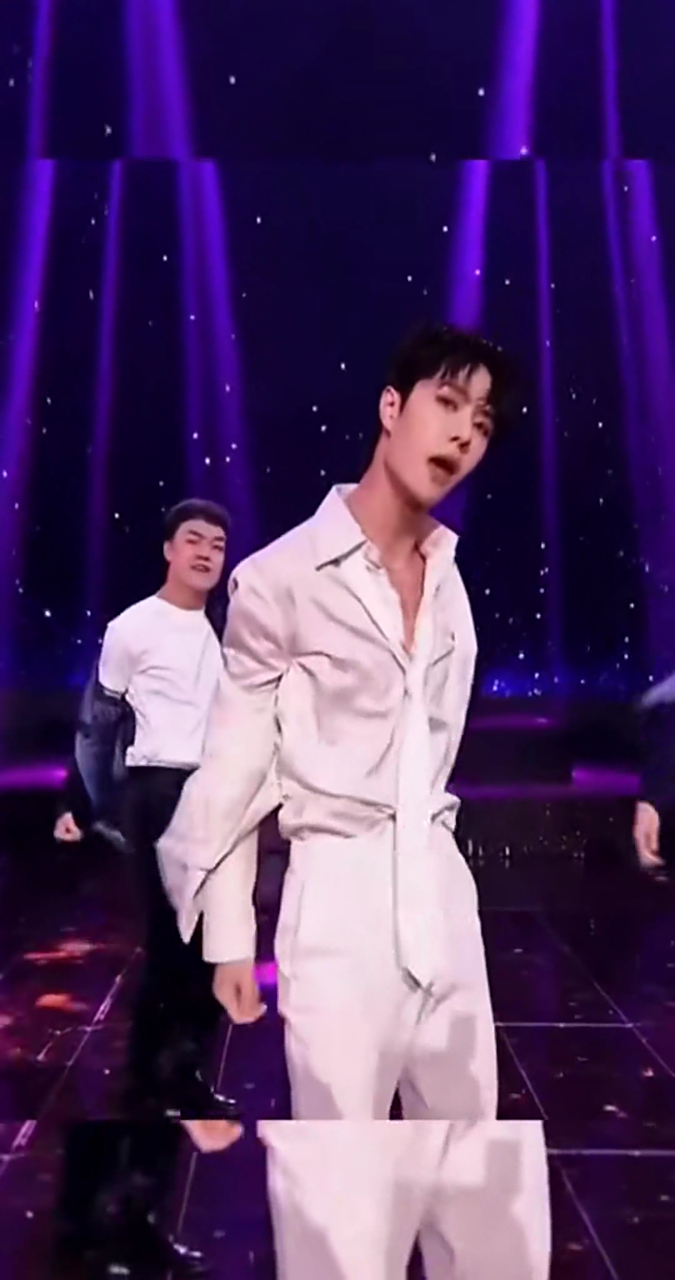 王一博散落的华服性感迷人,最后竟然扔衣服了,孩子长大会撩了啊!