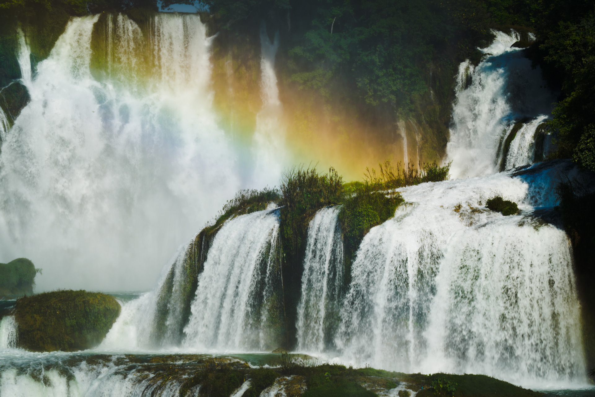 🌈碰上彩虹吃定彩虹! 今日份德天跨国瀑布,遇上彩虹[打call] #彩虹#