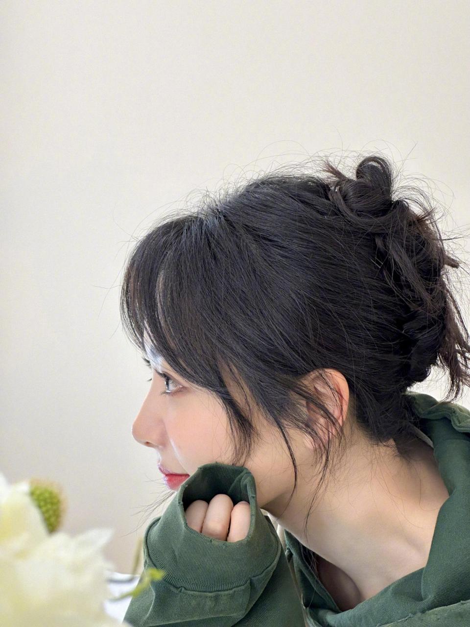 杨紫运动风造型随拍##杨紫托脸侧颜#会发光滴眼睛