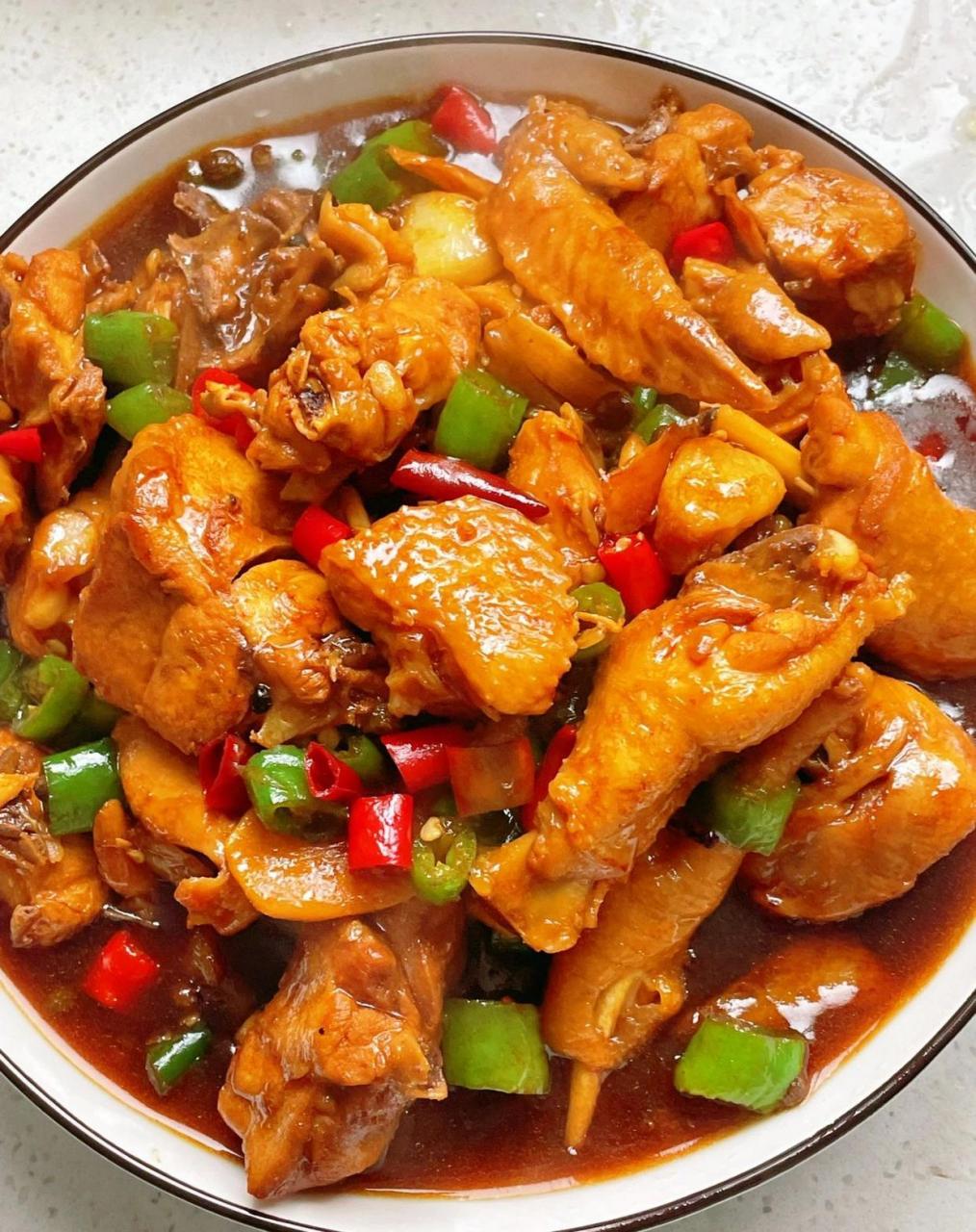 家常小炒鸡炒鸡好好吃[比心] [饺子]食材:半只鸡,姜,蒜,干辣椒,小米辣