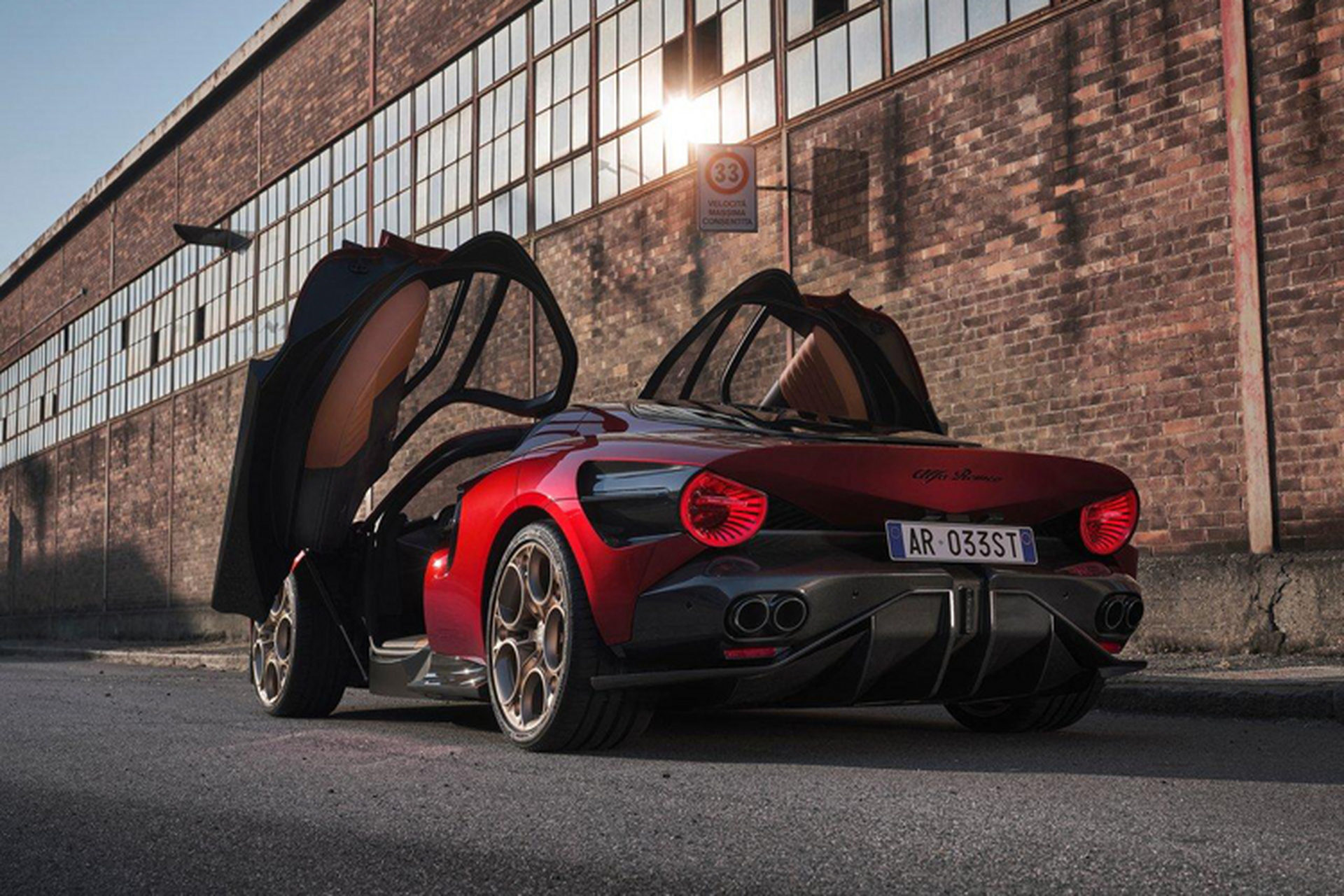 阿尔法·罗密欧近日对外发布了全新双门跑车——33 stradale,该车采用